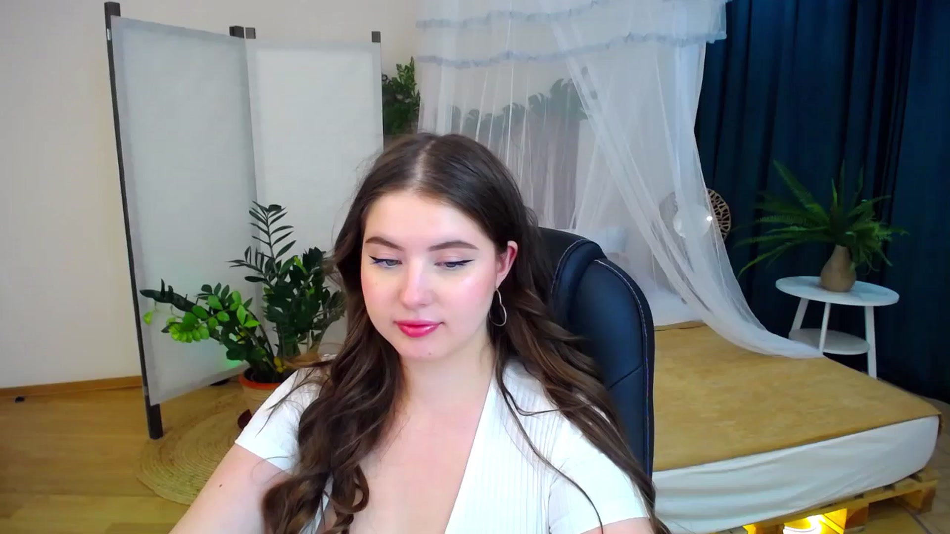 Gallery image thumbnail from AdmireMyEyes's myfreecams stream on, 09/05/2024, 09:33 image 19 of 20