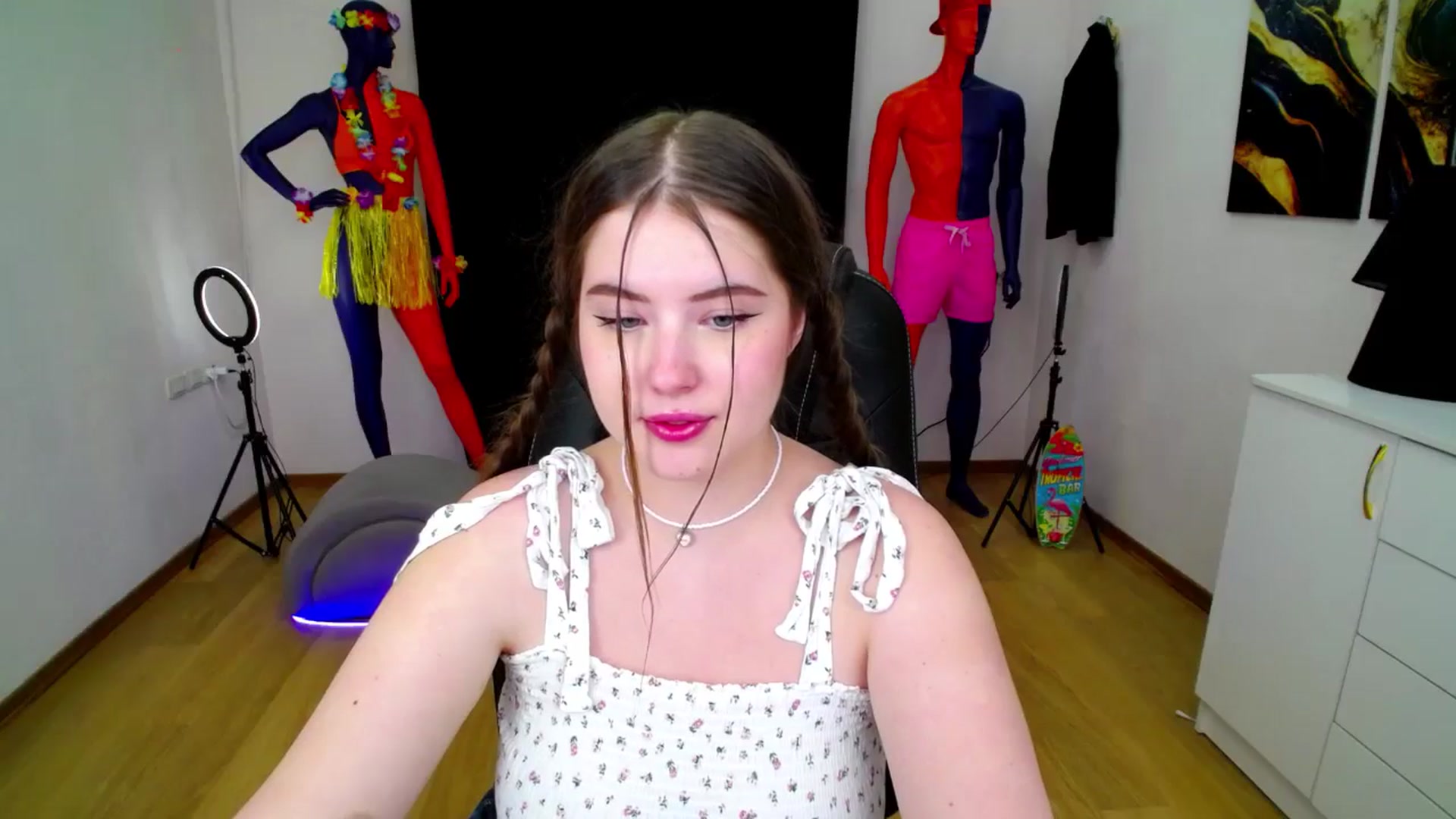 Gallery image thumbnail from AdmireMyEyes's myfreecams stream on, 09/08/2024, 01:03 image 13 of 20