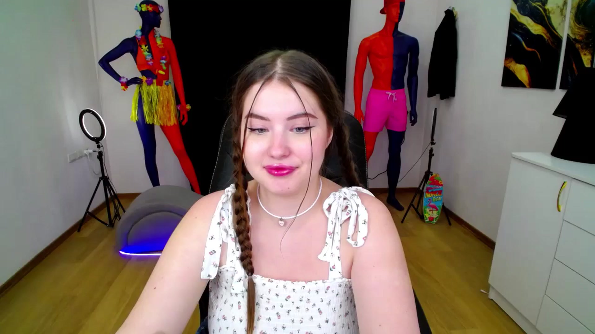 Gallery image thumbnail from AdmireMyEyes's myfreecams stream on, 09/08/2024, 01:03 image 16 of 20