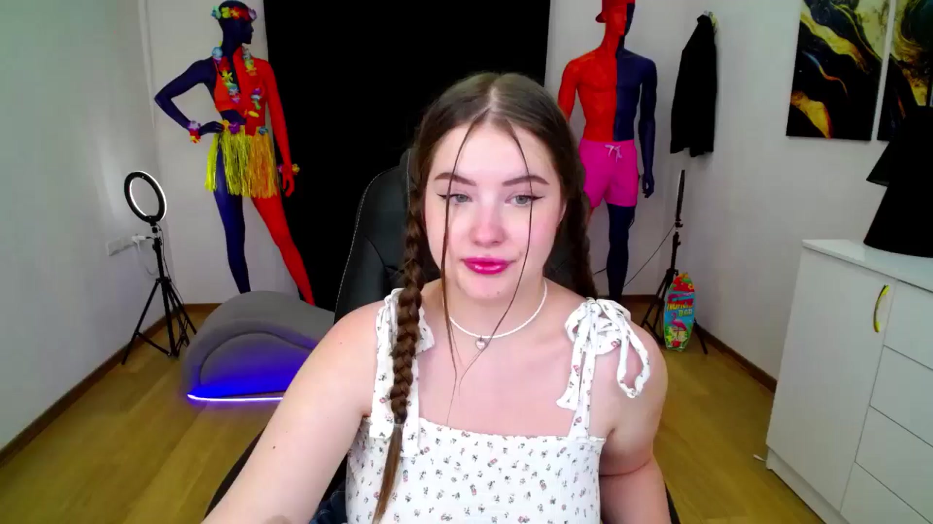 Gallery image thumbnail from AdmireMyEyes's myfreecams stream on, 09/08/2024, 01:03 image 4 of 20