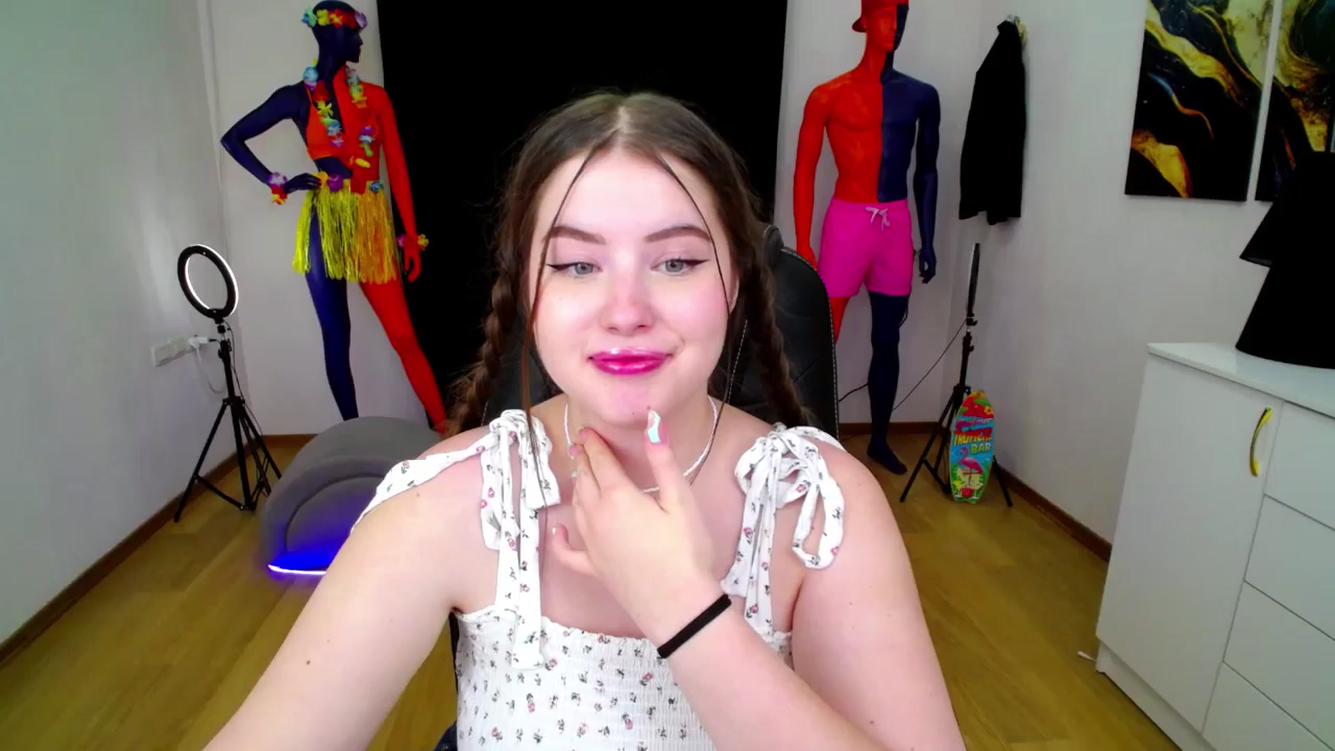 Gallery image thumbnail from AdmireMyEyes's myfreecams stream on, 09/08/2024, 01:03 image 11 of 20