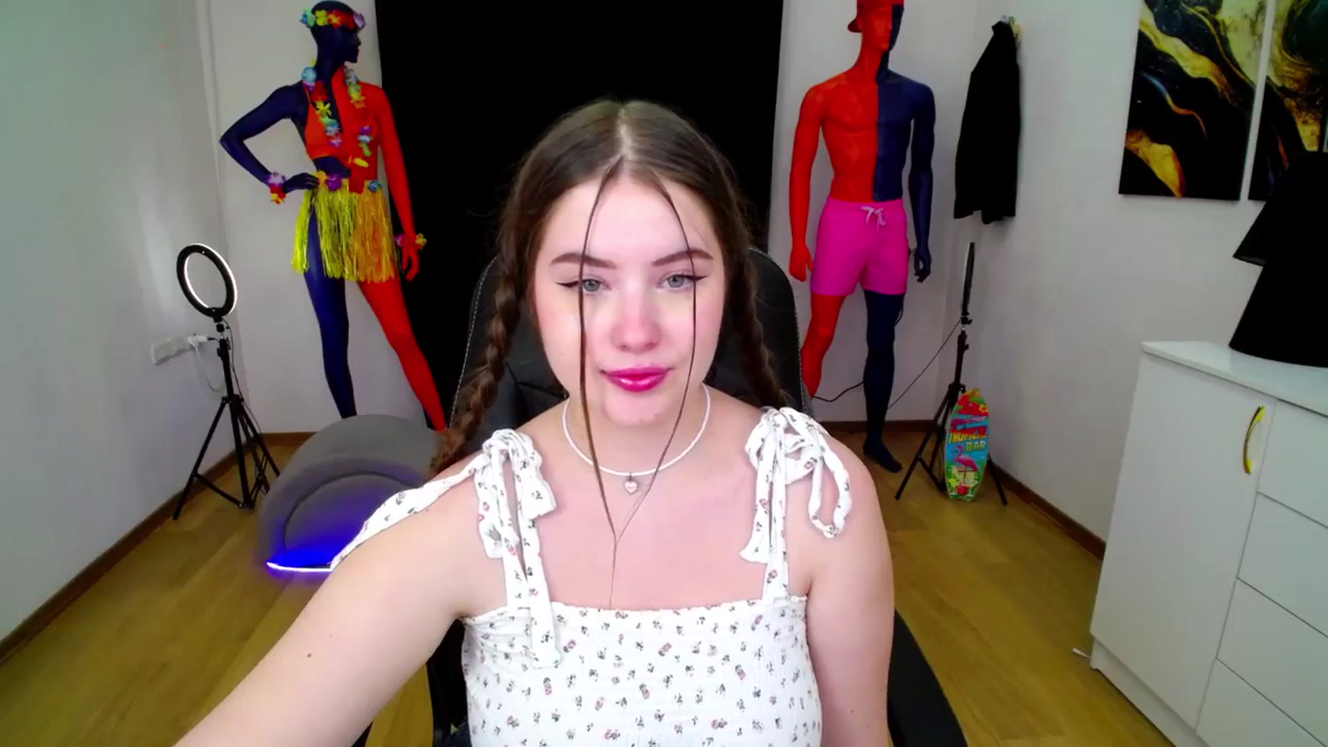 Gallery image thumbnail from AdmireMyEyes's myfreecams stream on, 09/08/2024, 01:03 image 14 of 20