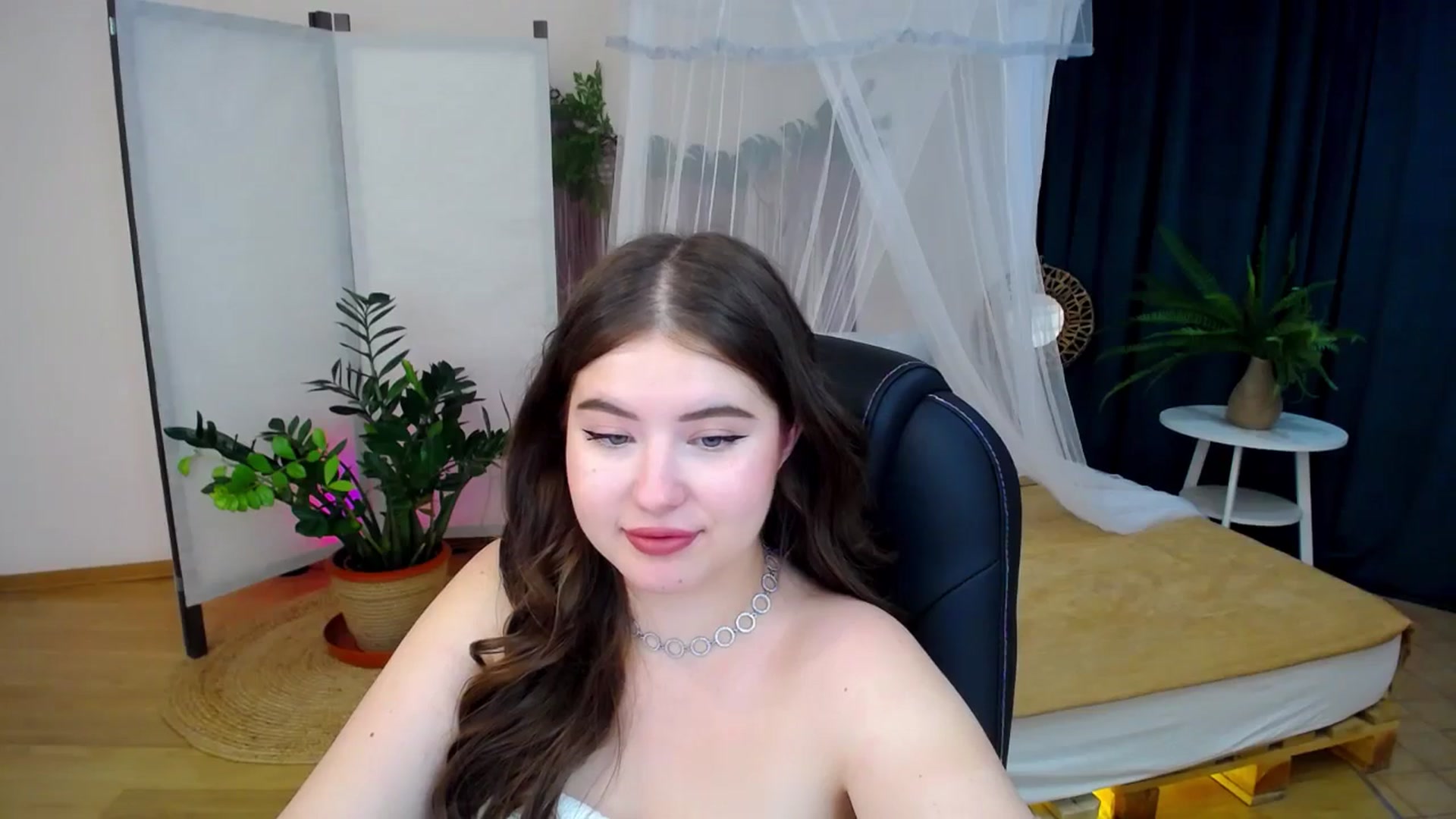 Gallery image thumbnail from AdmireMyEyes's myfreecams stream on, 09/13/2024, 07:36 image 12 of 20