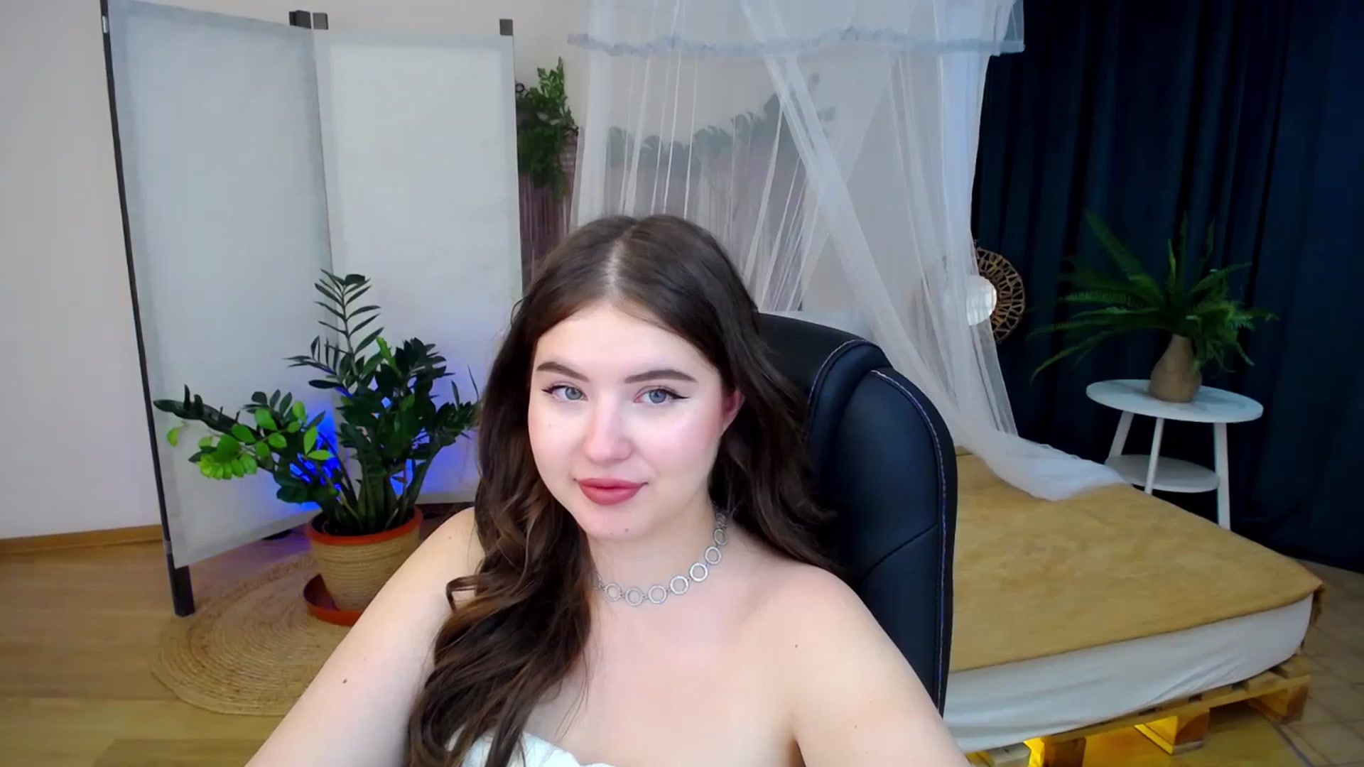 Gallery image thumbnail from AdmireMyEyes's myfreecams stream on, 09/13/2024, 07:36 image 13 of 20