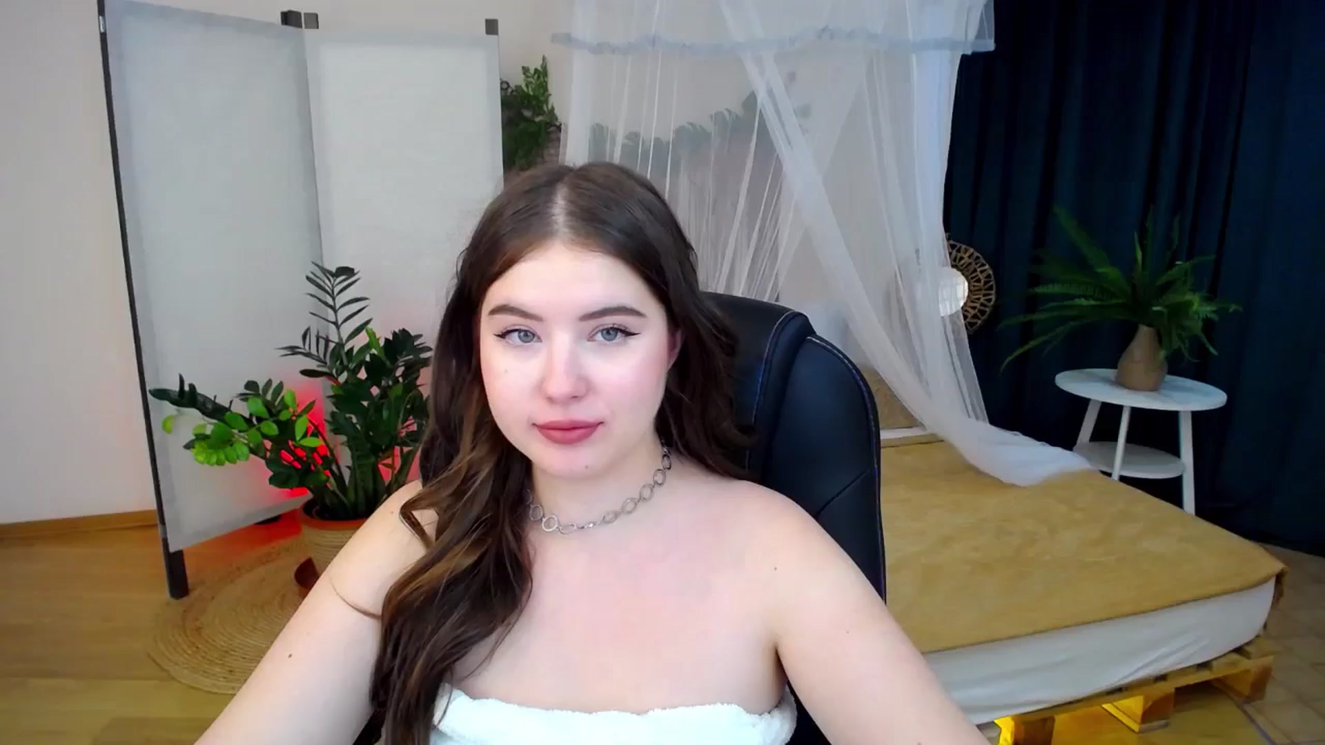 Gallery image thumbnail from AdmireMyEyes's myfreecams stream on, 09/13/2024, 07:36 image 18 of 20