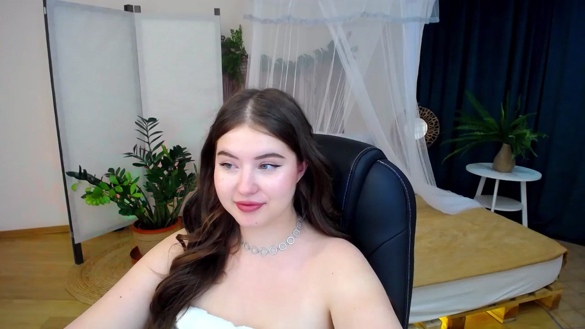 Gallery image thumbnail from AdmireMyEyes's myfreecams stream on, 09/13/2024, 07:36 image 10 of 20