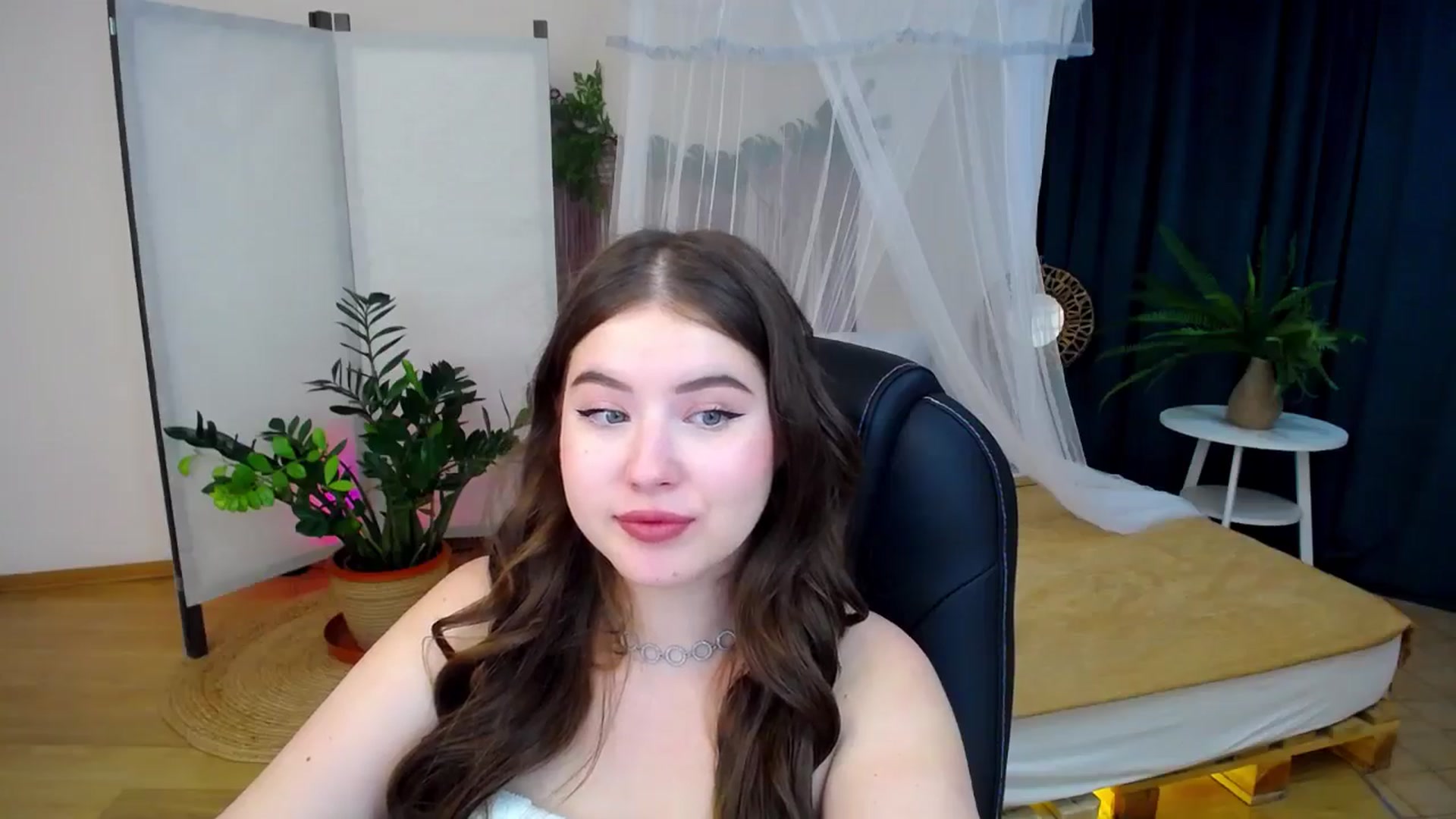 Gallery image thumbnail from AdmireMyEyes's myfreecams stream on, 09/13/2024, 07:36 image 7 of 20