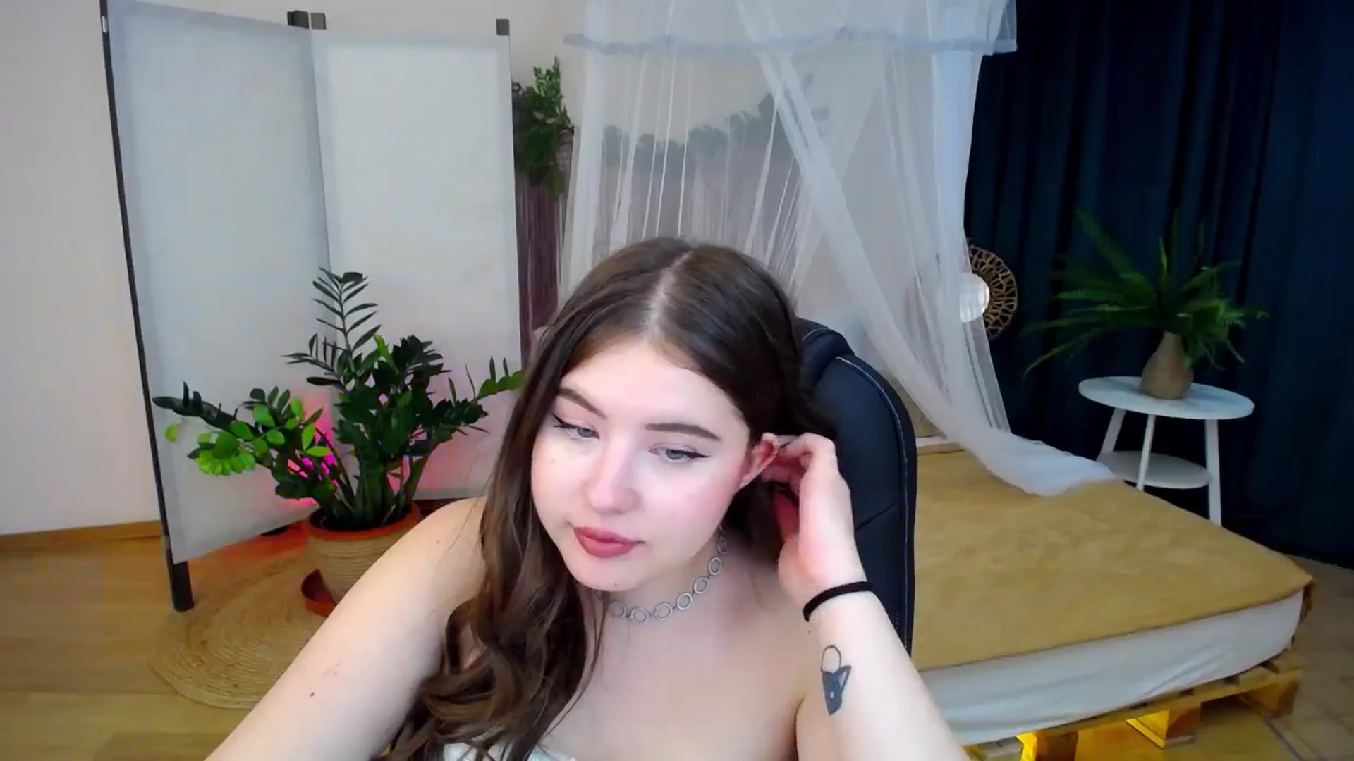 Gallery image thumbnail from AdmireMyEyes's myfreecams stream on, 09/13/2024, 07:36 image 3 of 20