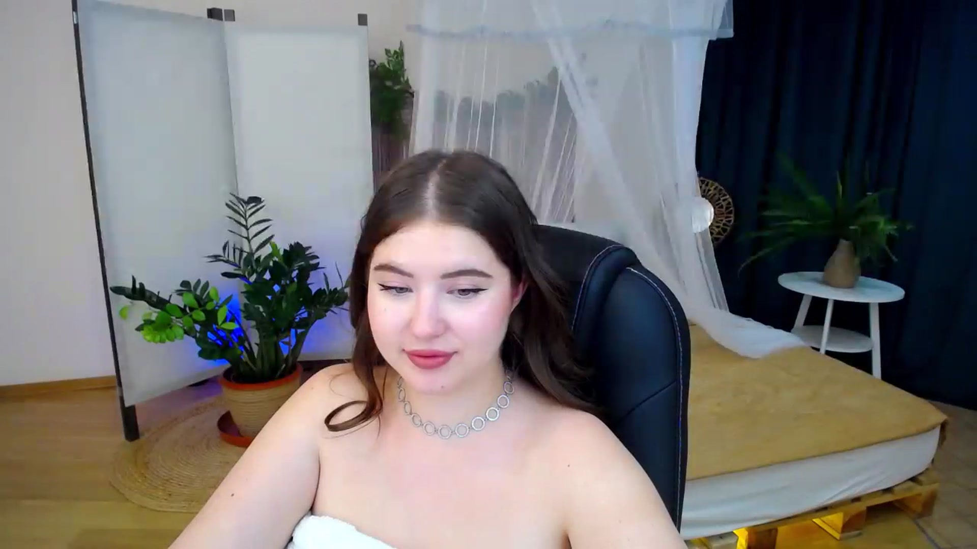 Gallery image thumbnail from AdmireMyEyes's myfreecams stream on, 09/13/2024, 07:36 image 15 of 20