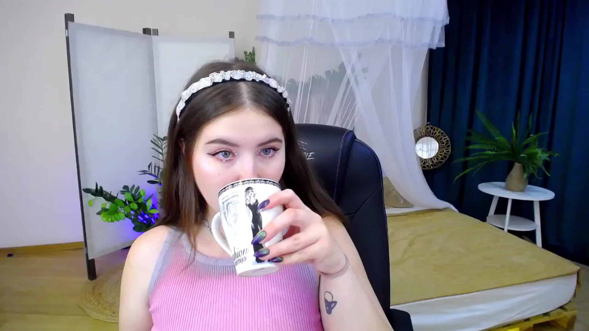 Gallery image thumbnail from AdmireMyEyes's myfreecams stream on, 09/17/2024, 04:30 image 18 of 20