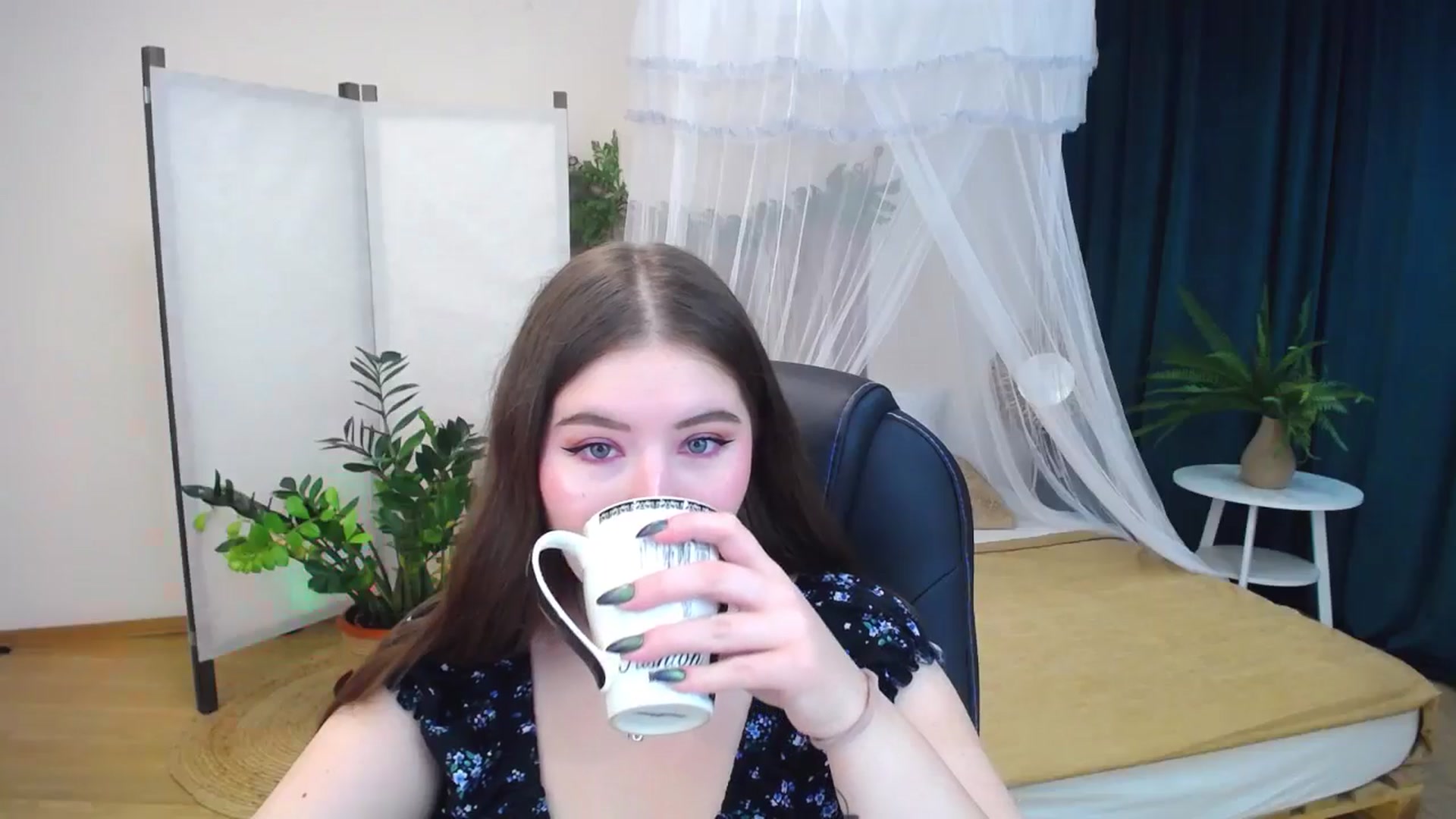 Gallery image thumbnail from AdmireMyEyes's myfreecams stream on, 09/27/2024, 18:48 image 12 of 20