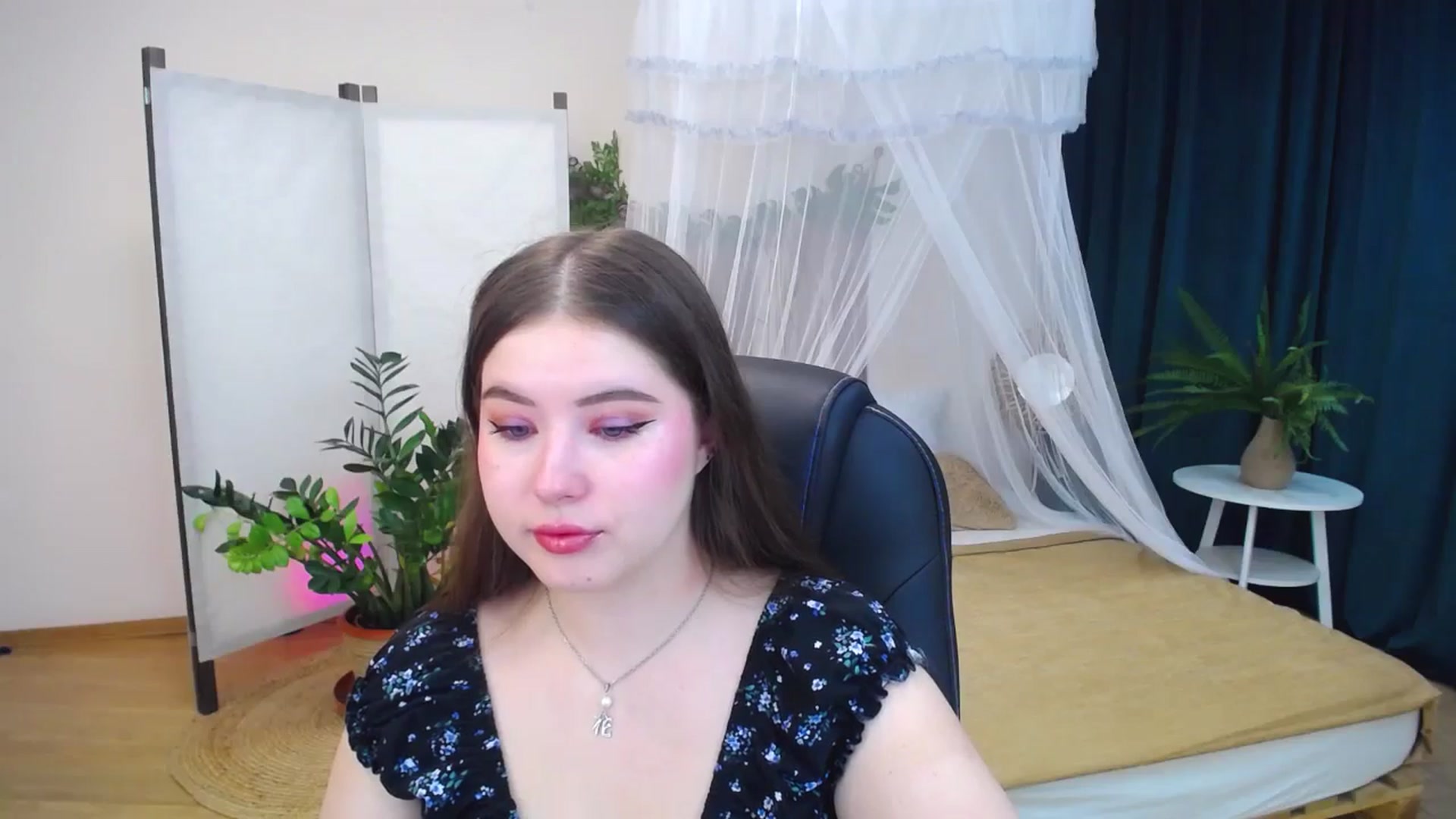 Gallery image thumbnail from AdmireMyEyes's myfreecams stream on, 09/27/2024, 18:48 image 2 of 20