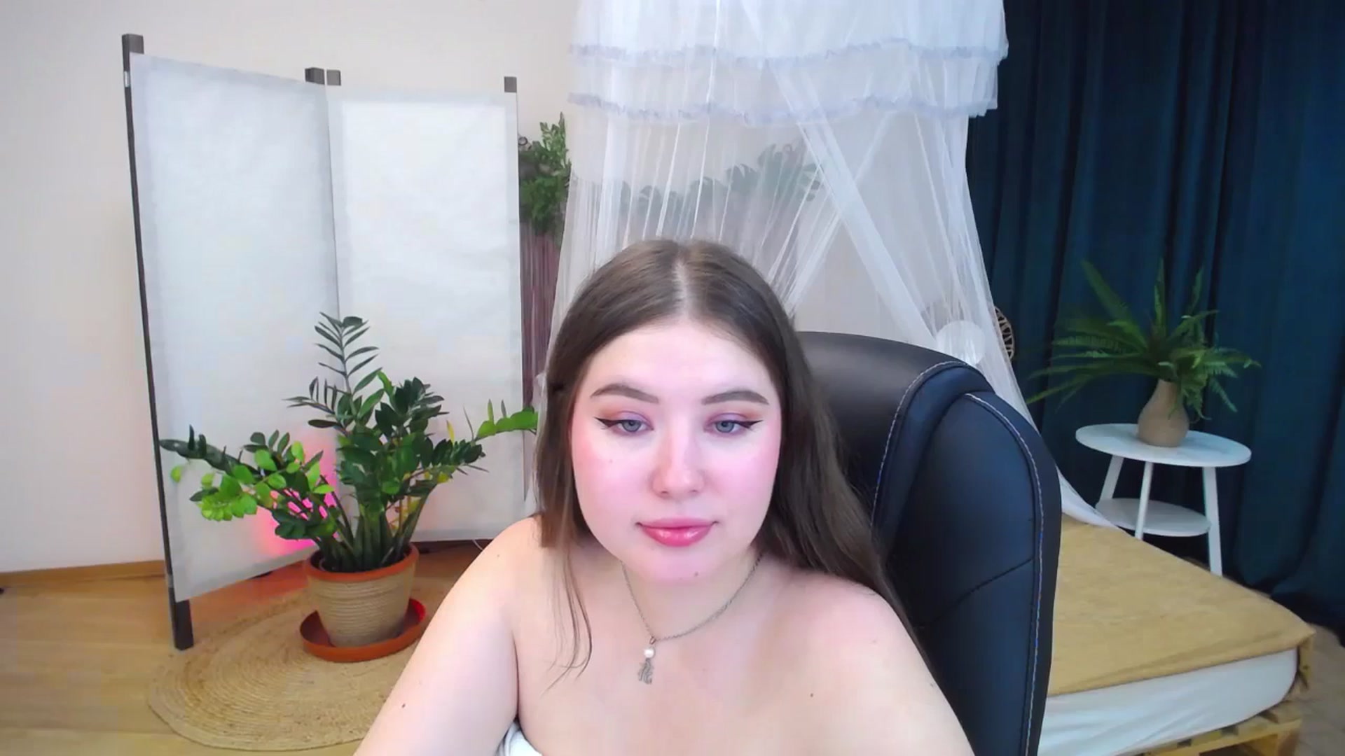 Gallery image thumbnail from AdmireMyEyes's myfreecams stream on, 09/27/2024, 23:46 image 14 of 20