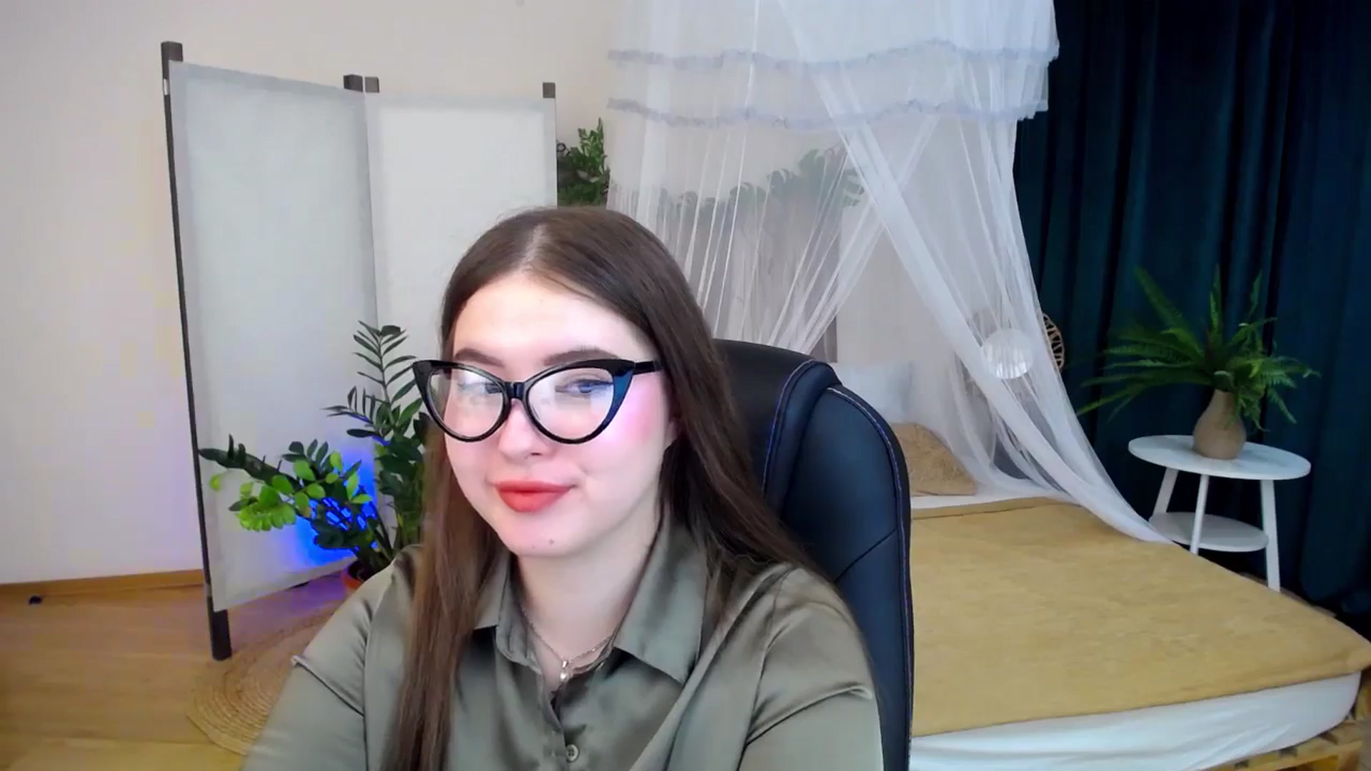 Gallery image thumbnail from AdmireMyEyes's myfreecams stream on, 09/28/2024, 19:09 image 10 of 20