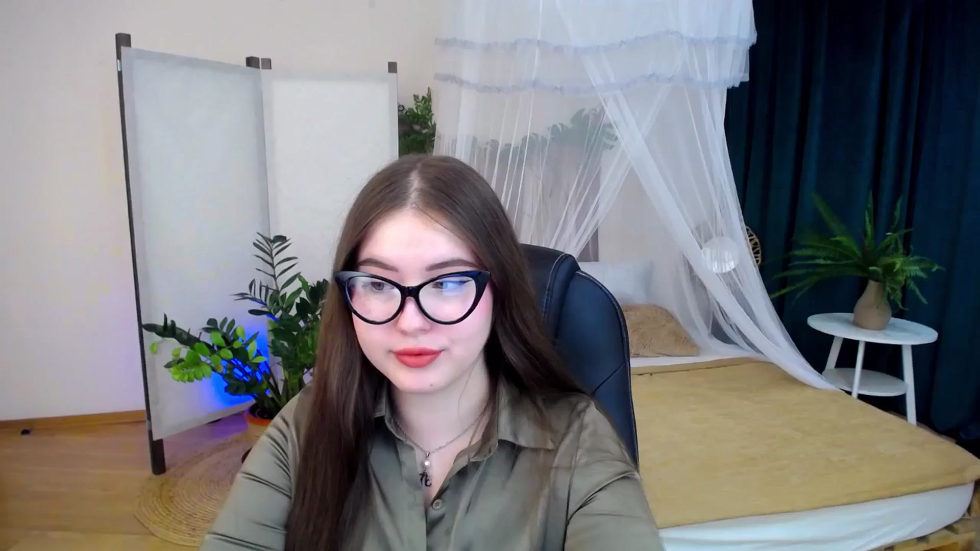 Gallery image thumbnail from AdmireMyEyes's myfreecams stream on, 09/28/2024, 19:09 image 12 of 20