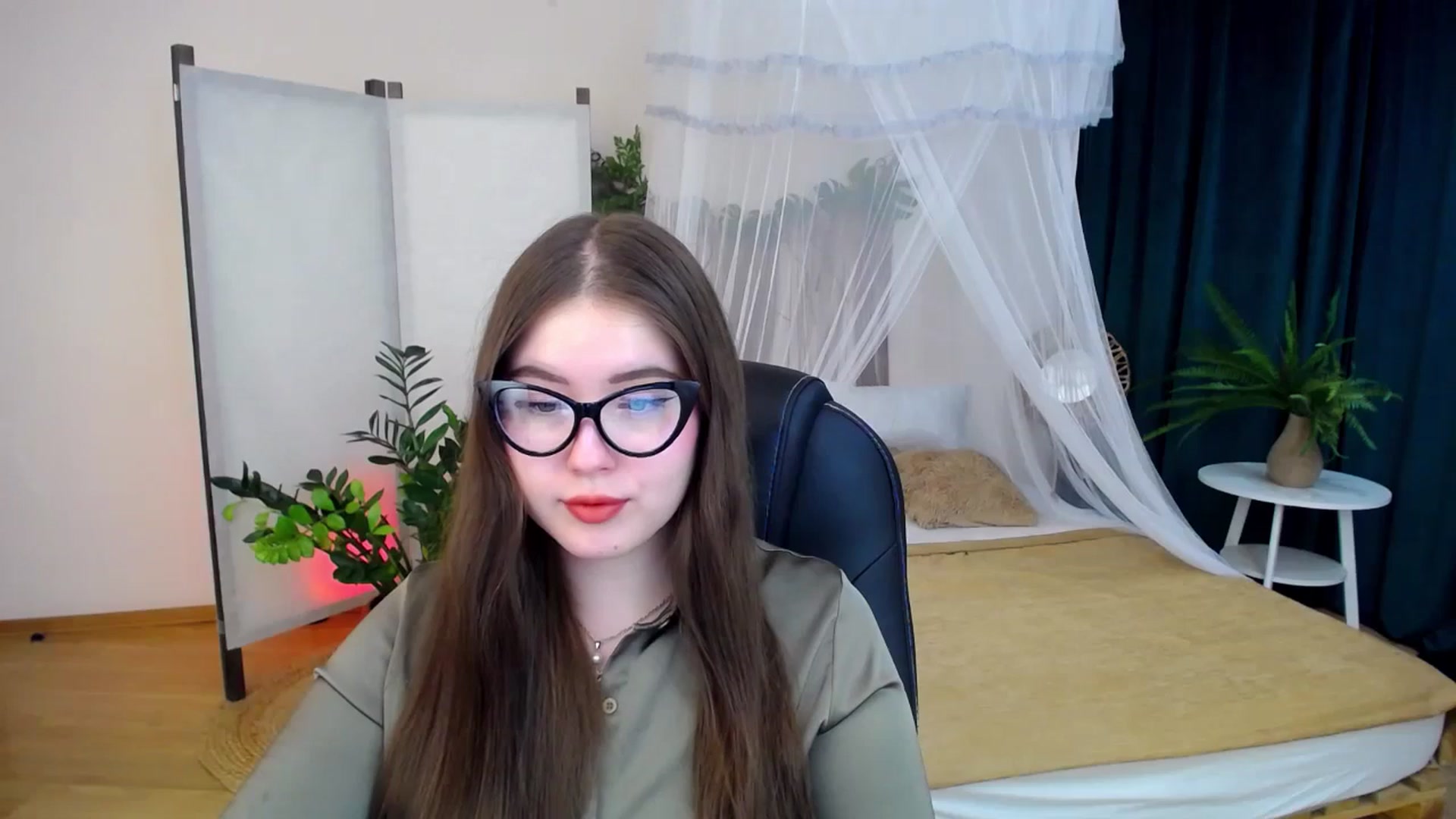 Gallery image thumbnail from AdmireMyEyes's myfreecams stream on, 09/28/2024, 19:09 image 3 of 20