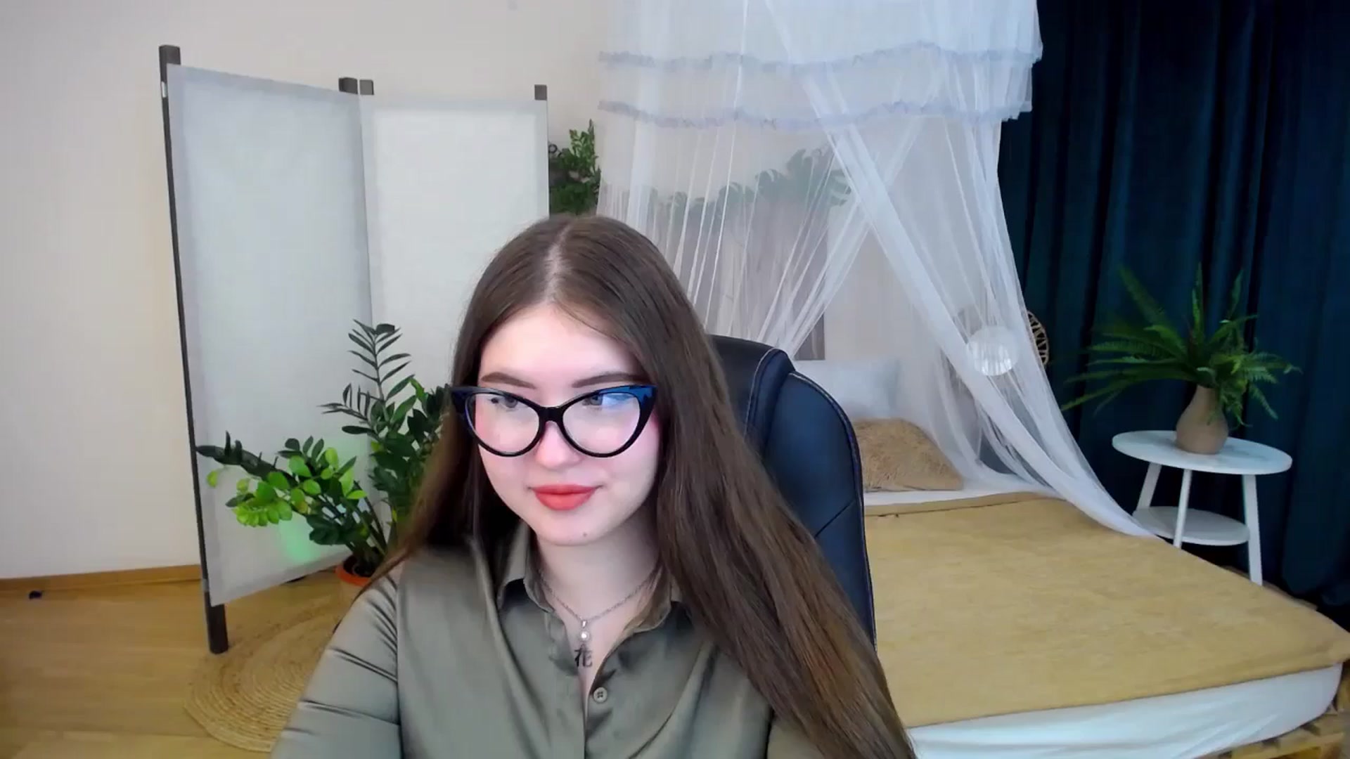 Gallery image thumbnail from AdmireMyEyes's myfreecams stream on, 09/28/2024, 19:09 image 15 of 20