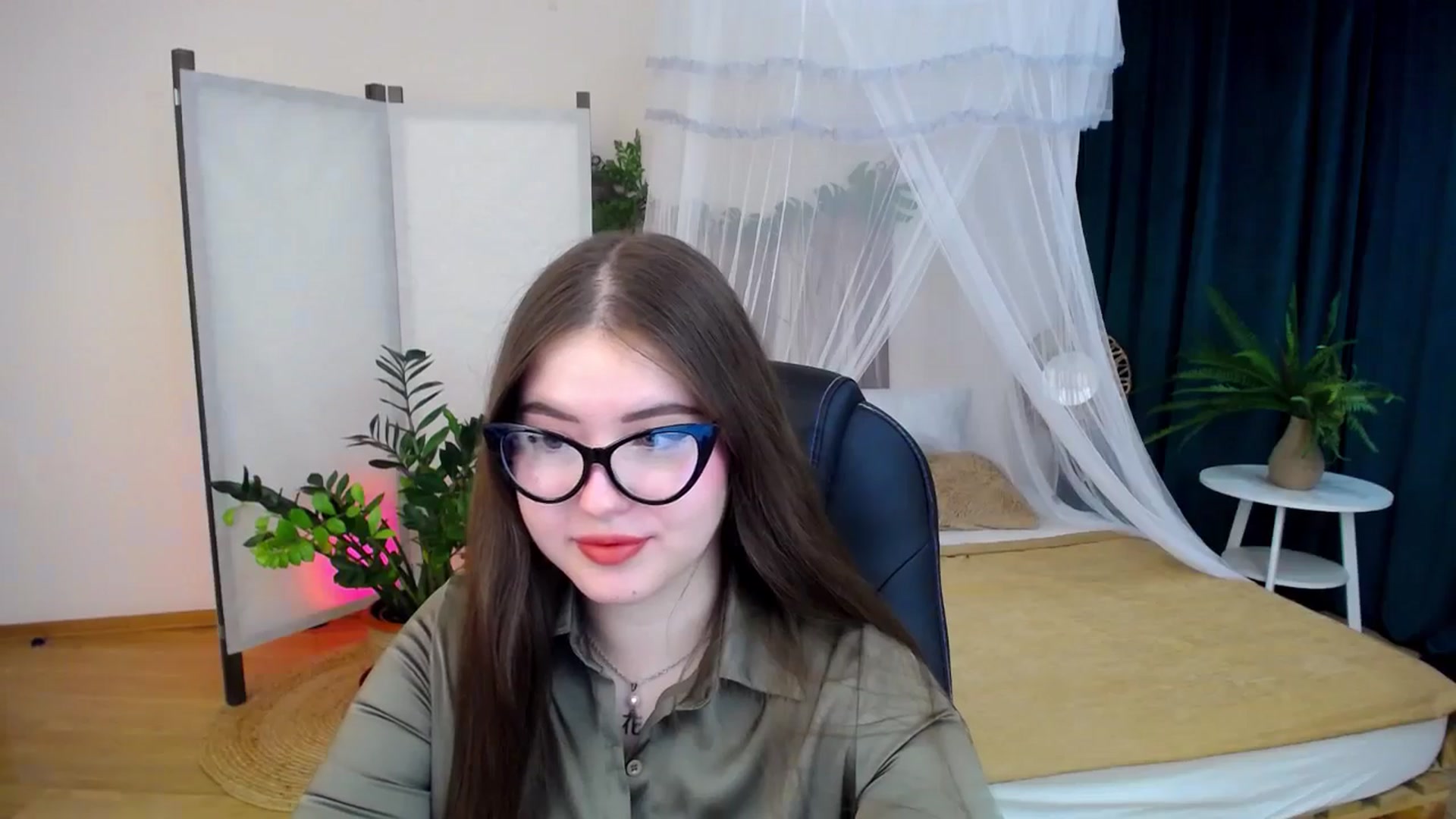 Gallery image thumbnail from AdmireMyEyes's myfreecams stream on, 09/28/2024, 19:09 image 13 of 20
