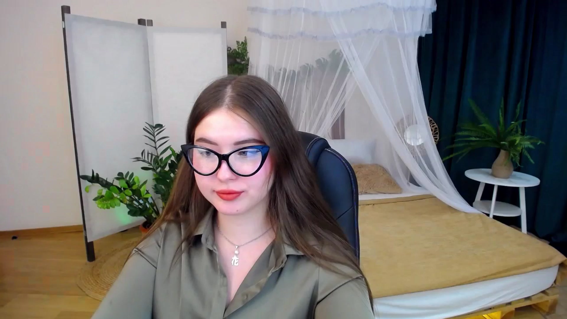 Gallery image thumbnail from AdmireMyEyes's myfreecams stream on, 09/28/2024, 23:46 image 14 of 20