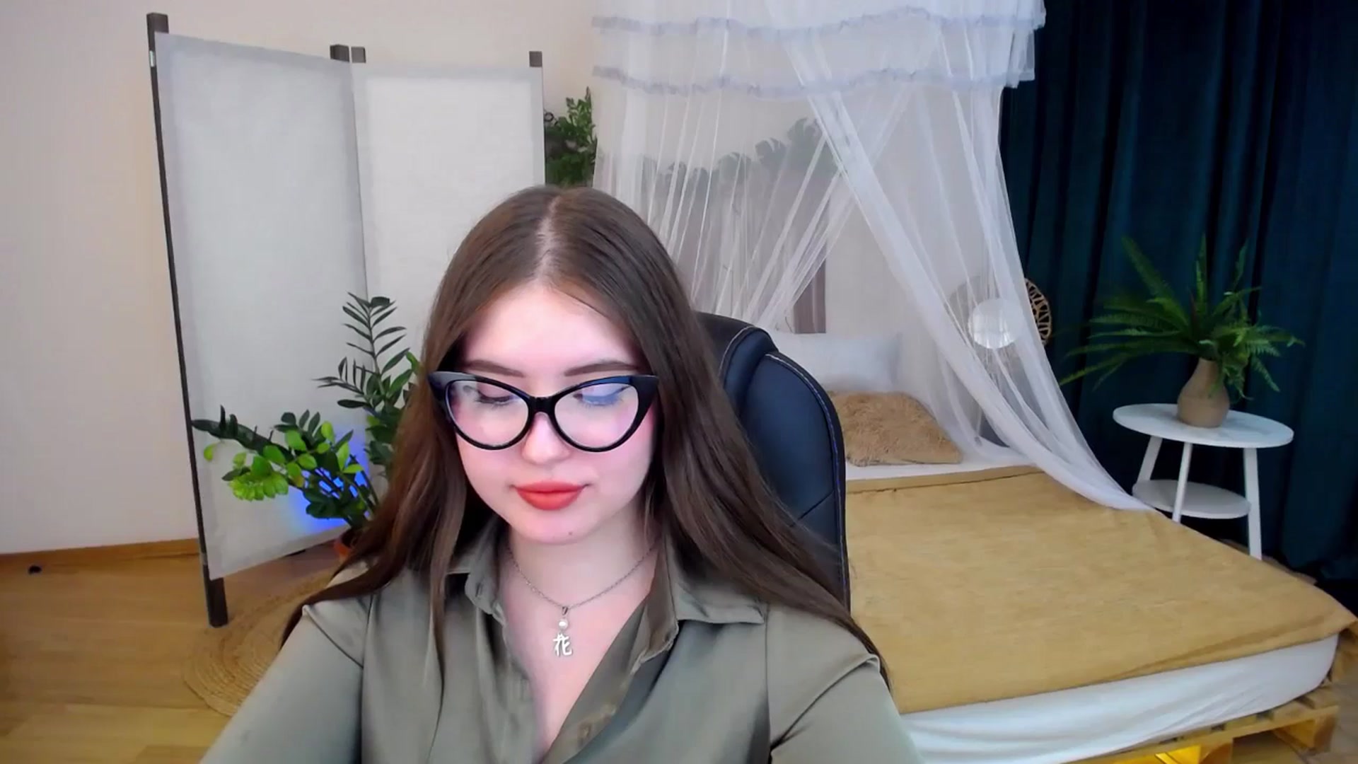 Gallery image thumbnail from AdmireMyEyes's myfreecams stream on, 09/28/2024, 23:46 image 2 of 20