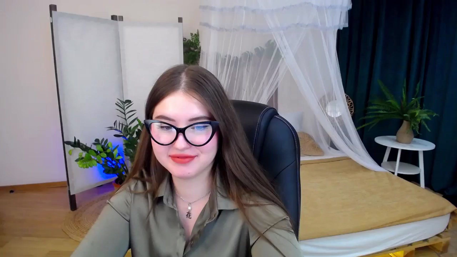 Gallery image thumbnail from AdmireMyEyes's myfreecams stream on, 09/28/2024, 23:46 image 10 of 20