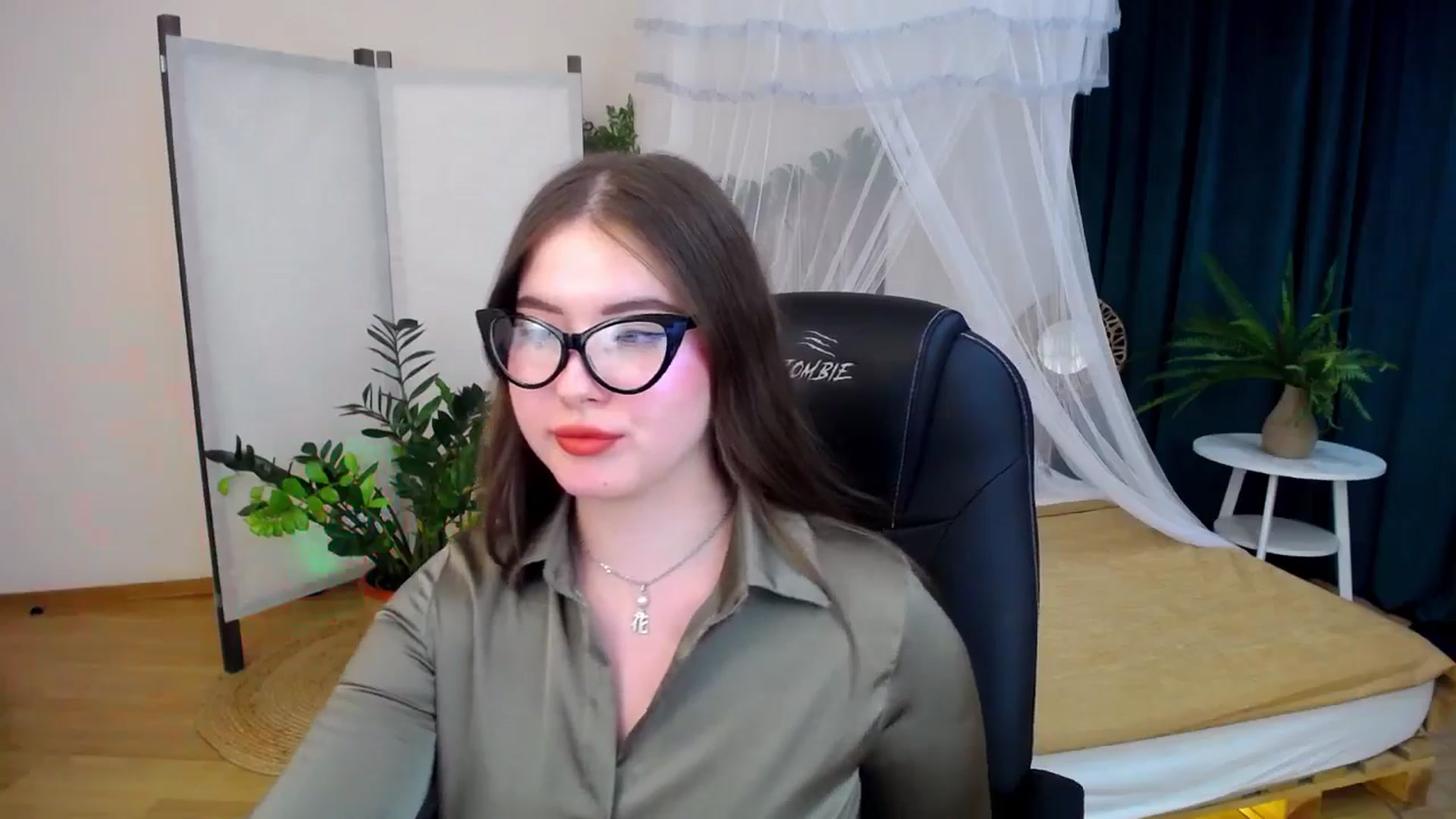Gallery image thumbnail from AdmireMyEyes's myfreecams stream on, 09/28/2024, 23:46 image 17 of 20