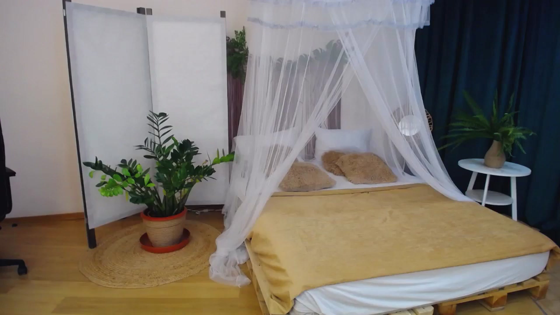 Gallery image thumbnail from AdmireMyEyes's myfreecams stream on, 09/30/2024, 19:48 image 13 of 20