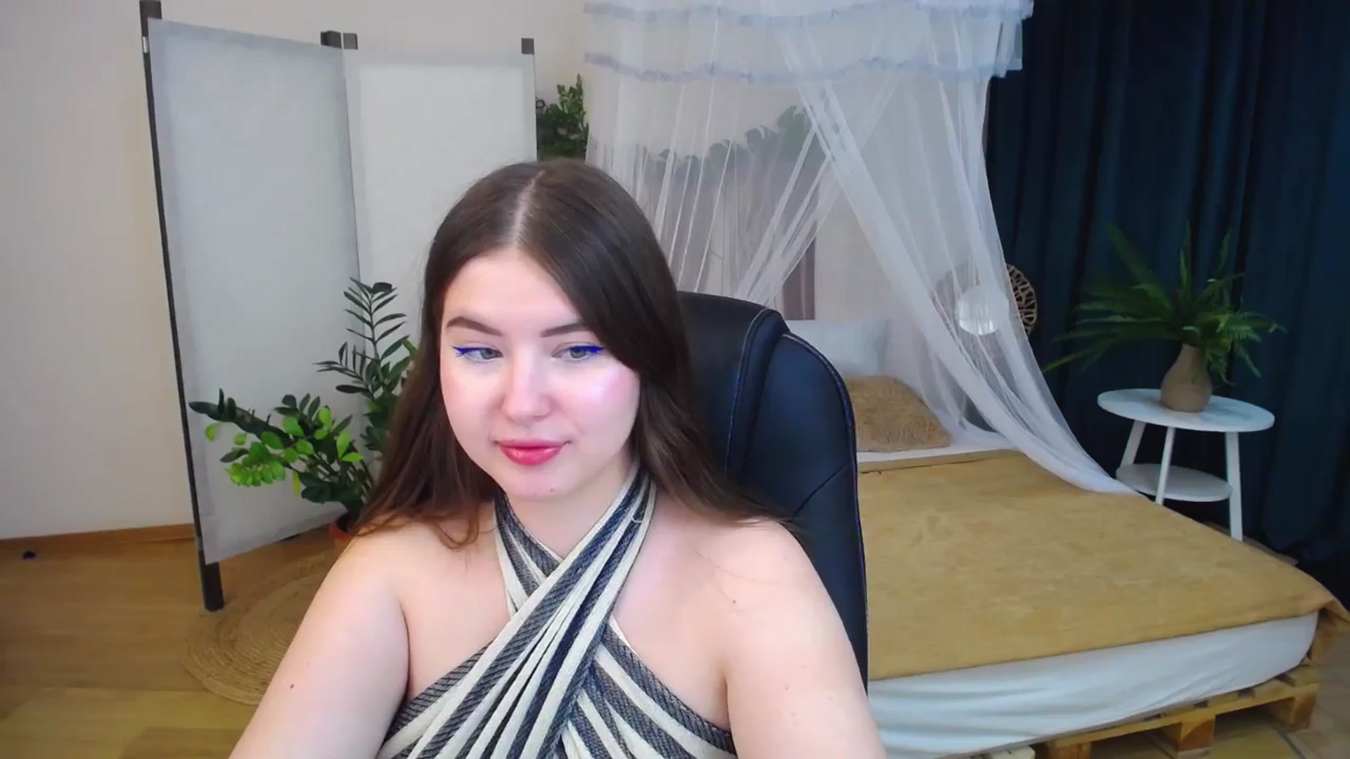 Gallery image thumbnail from AdmireMyEyes's myfreecams stream on, 09/30/2024, 19:48 image 18 of 20