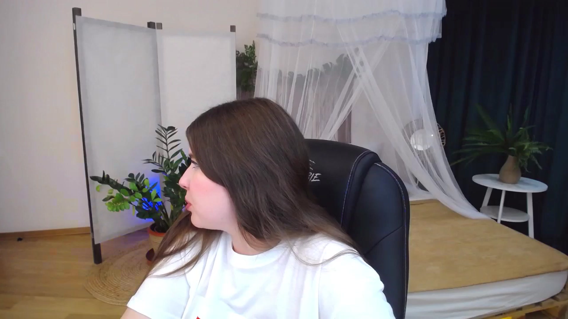 Gallery image thumbnail from AdmireMyEyes's myfreecams stream on, 10/04/2024, 08:43 image 3 of 20