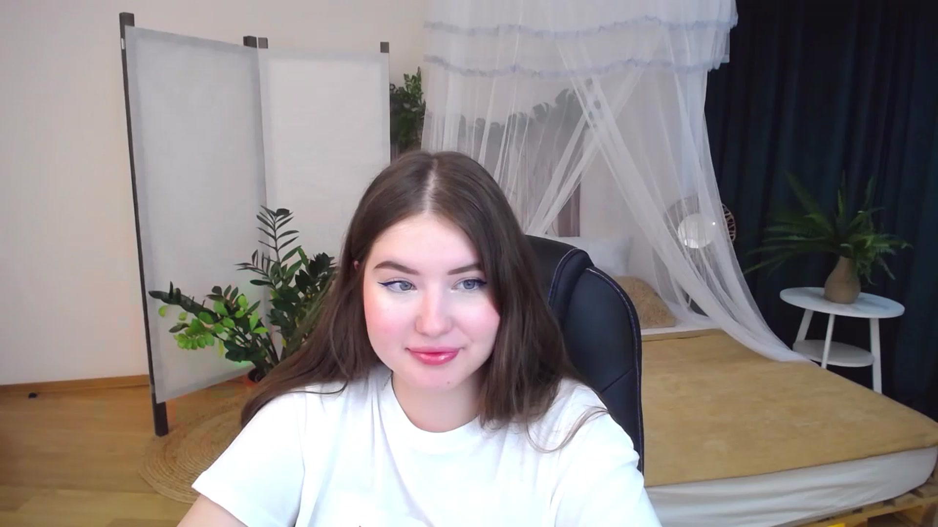 Gallery image thumbnail from AdmireMyEyes's myfreecams stream on, 10/04/2024, 08:43 image 6 of 20