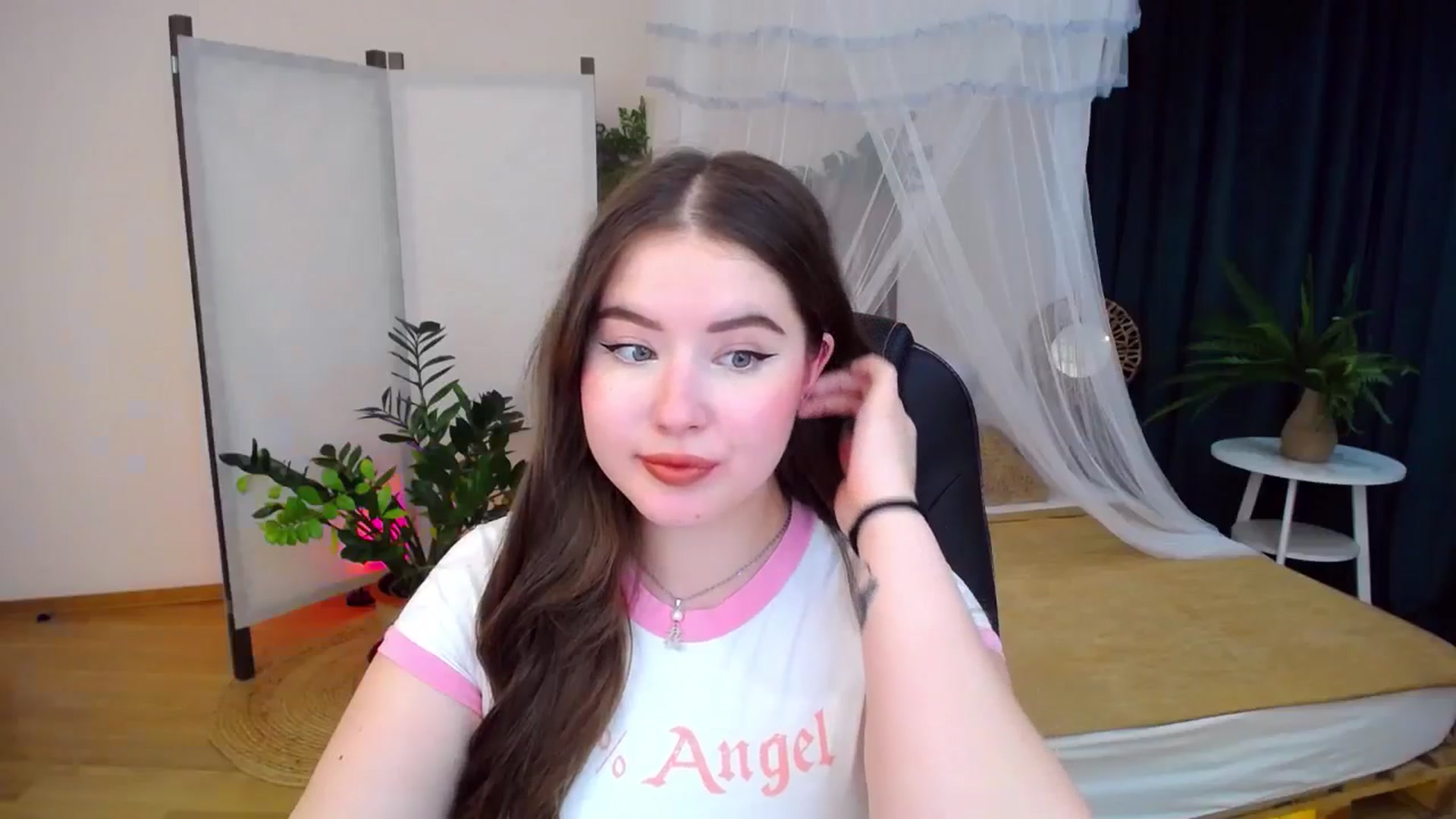 Gallery image thumbnail from AdmireMyEyes's myfreecams stream on, 10/05/2024, 07:25 image 18 of 20