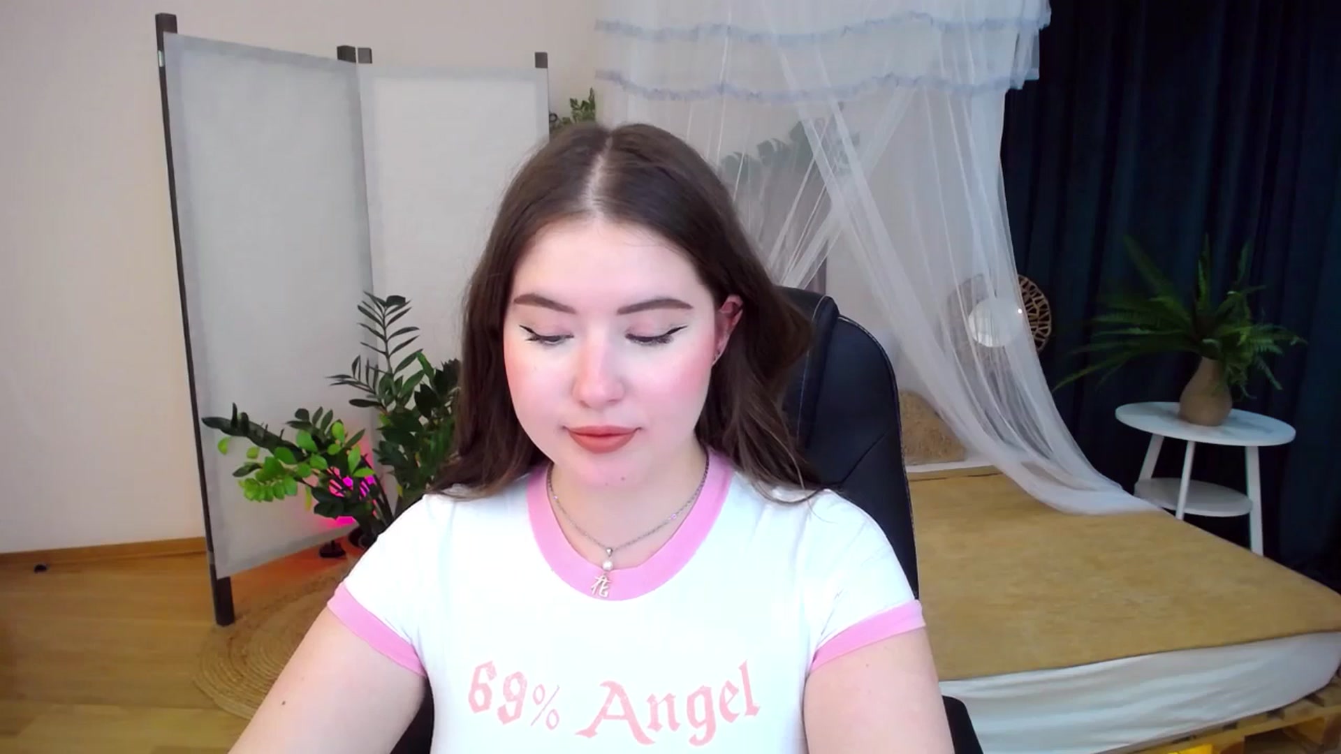 Gallery image thumbnail from AdmireMyEyes's myfreecams stream on, 10/05/2024, 07:25 image 10 of 20