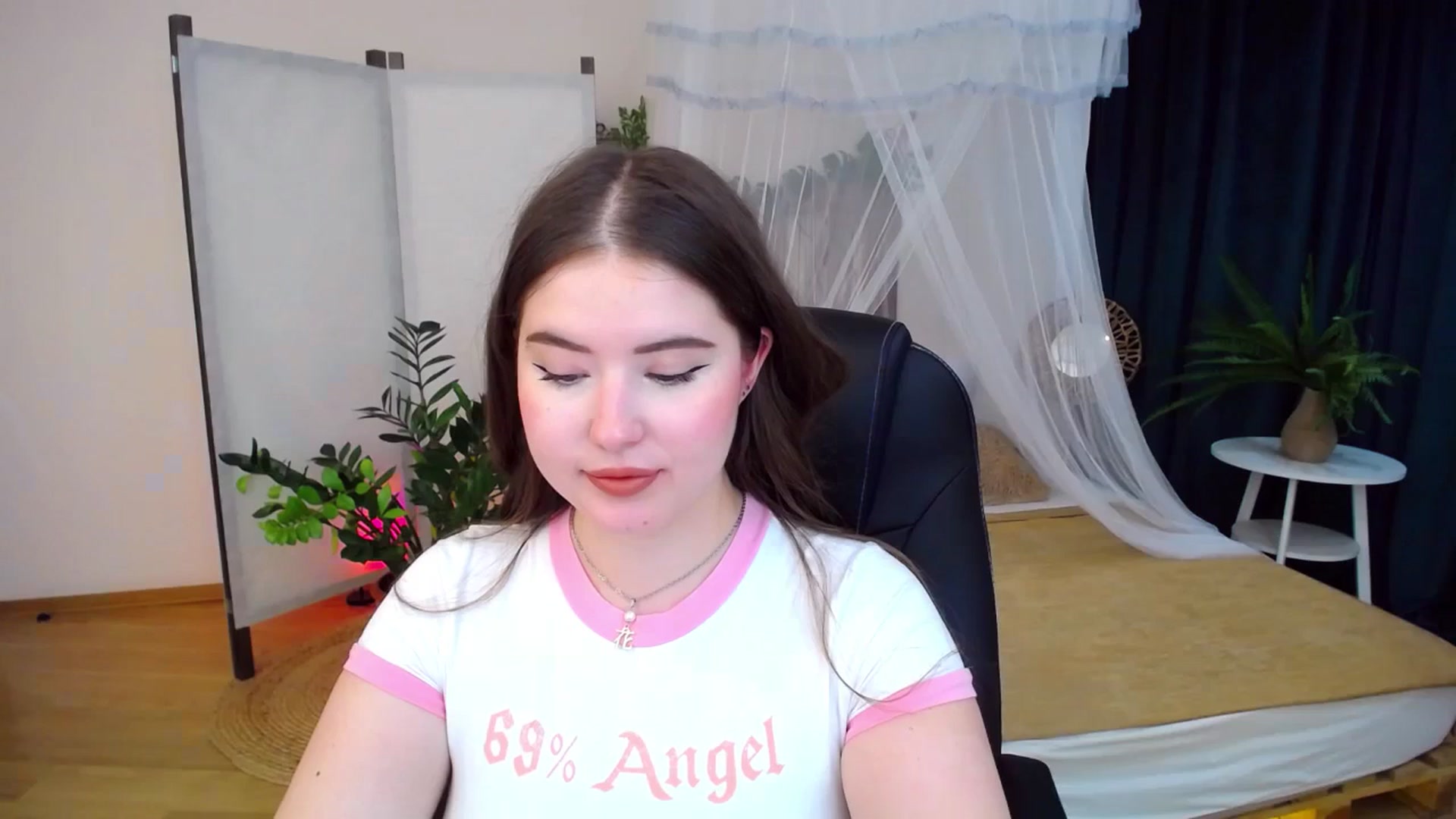Gallery image thumbnail from AdmireMyEyes's myfreecams stream on, 10/05/2024, 07:25 image 14 of 20