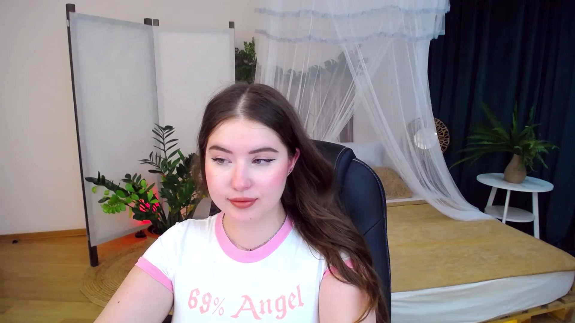 Gallery image thumbnail from AdmireMyEyes's myfreecams stream on, 10/05/2024, 09:50 image 11 of 20
