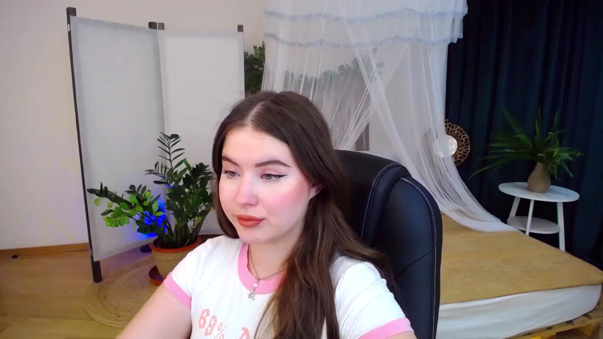Gallery image thumbnail from AdmireMyEyes's myfreecams stream on, 10/05/2024, 09:50 image 18 of 20