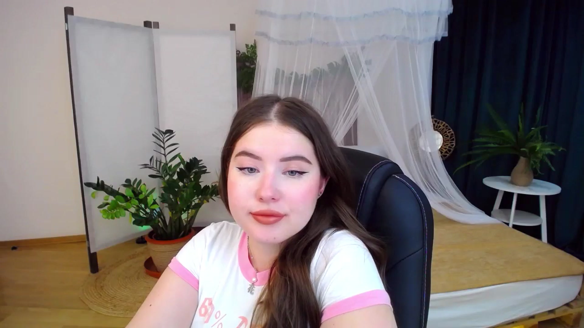 Gallery image thumbnail from AdmireMyEyes's myfreecams stream on, 10/05/2024, 09:50 image 17 of 20
