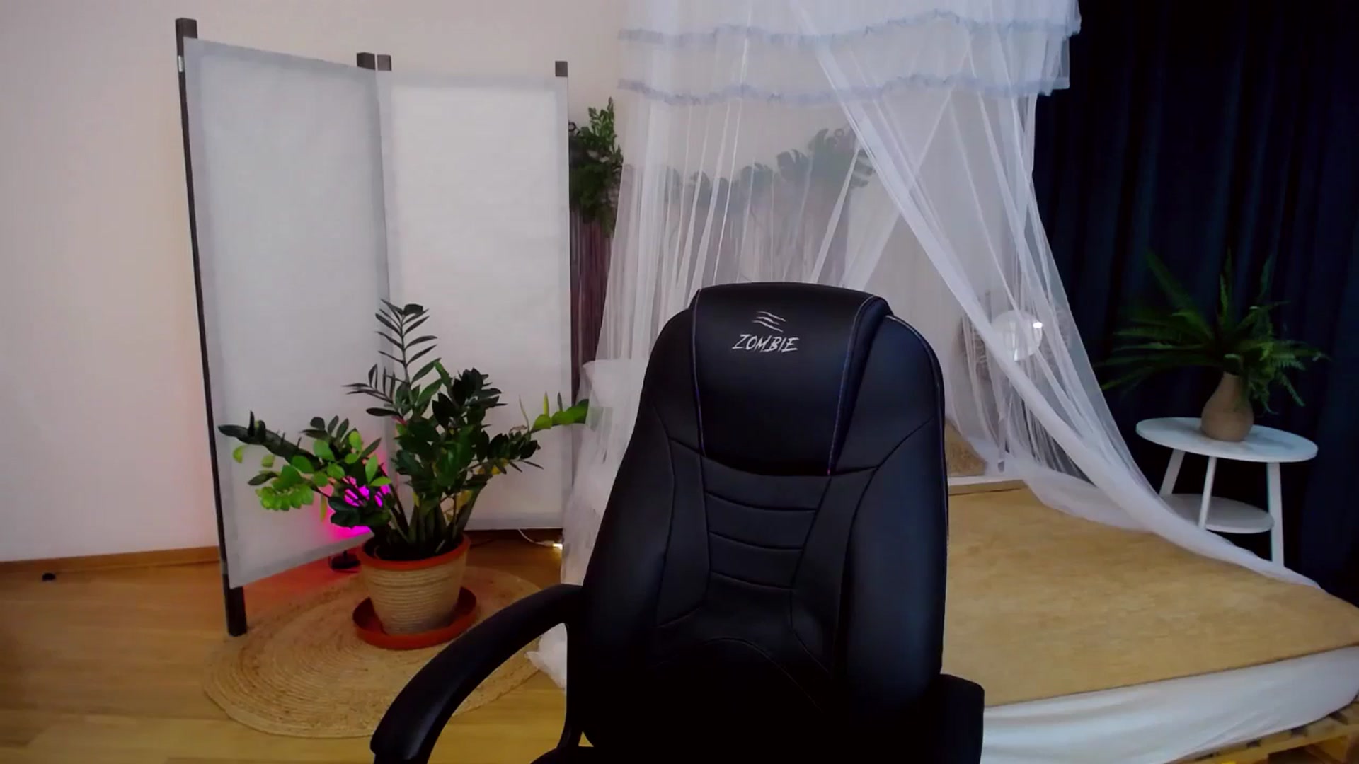 Gallery image thumbnail from AdmireMyEyes's myfreecams stream on, 10/06/2024, 19:11 image 18 of 20