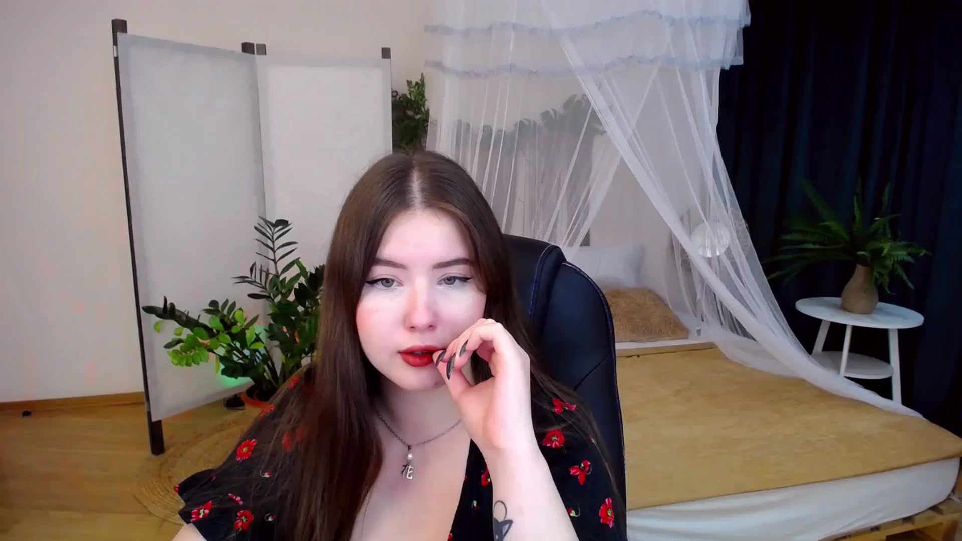 Gallery image thumbnail from AdmireMyEyes's myfreecams stream on, 10/06/2024, 21:16 image 18 of 20