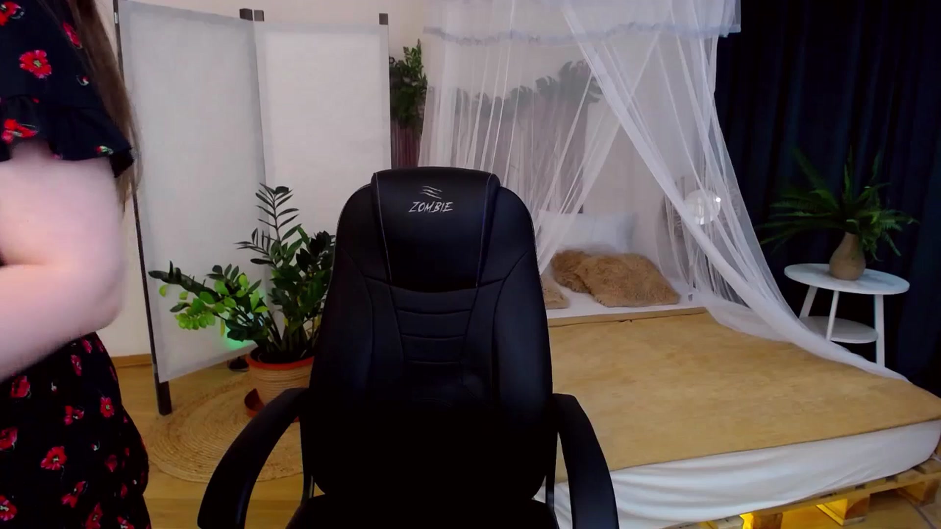 Gallery image thumbnail from AdmireMyEyes's myfreecams stream on, 10/06/2024, 22:38 image 15 of 20