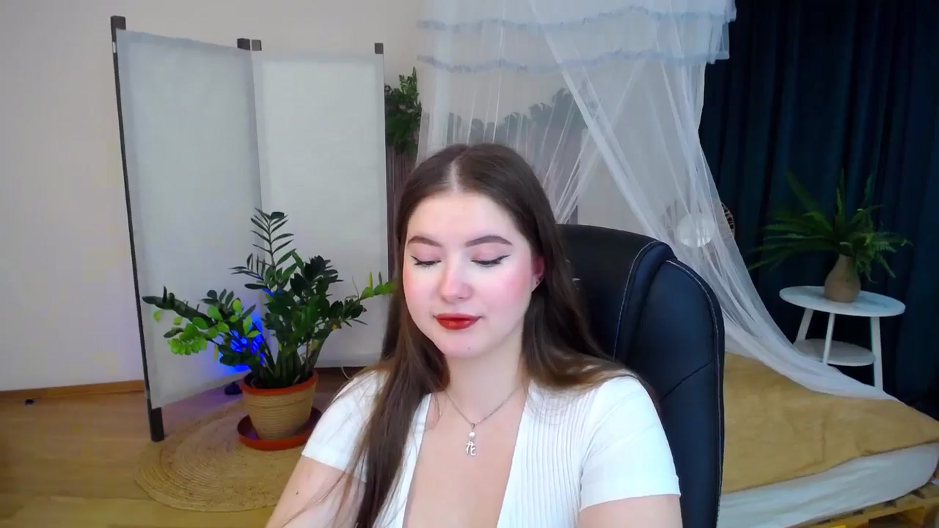 Gallery image thumbnail from AdmireMyEyes's myfreecams stream on, 10/07/2024, 19:47 image 15 of 20