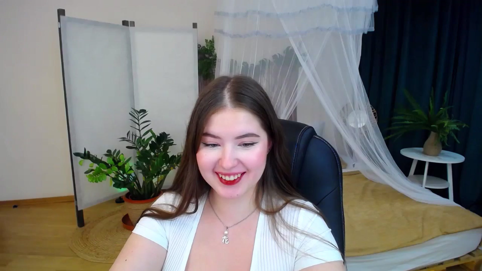 Gallery image thumbnail from AdmireMyEyes's myfreecams stream on, 10/07/2024, 21:10 image 19 of 20