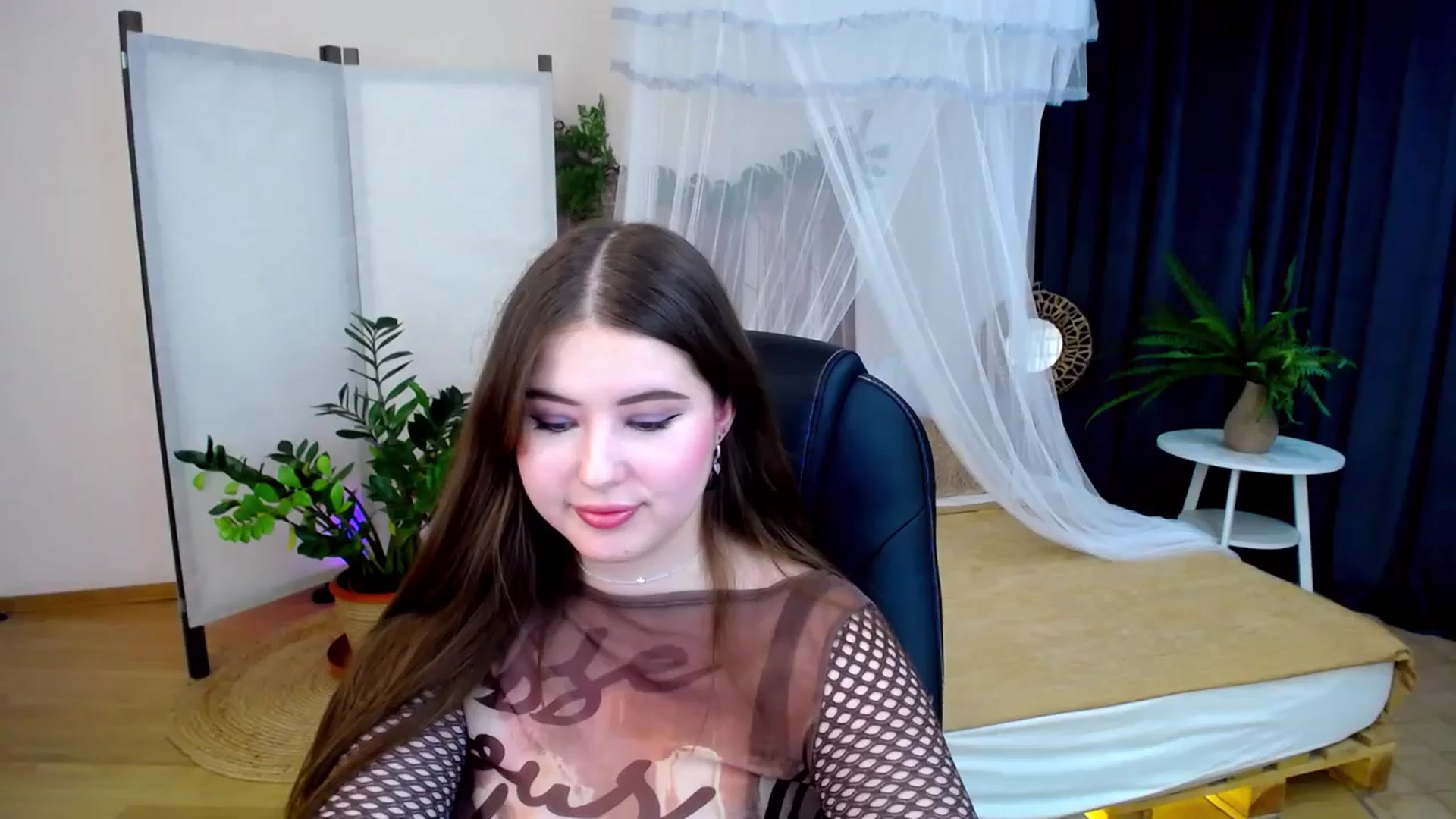 Gallery image thumbnail from AdmireMyEyes's myfreecams stream on, 10/13/2024, 07:30 image 15 of 20