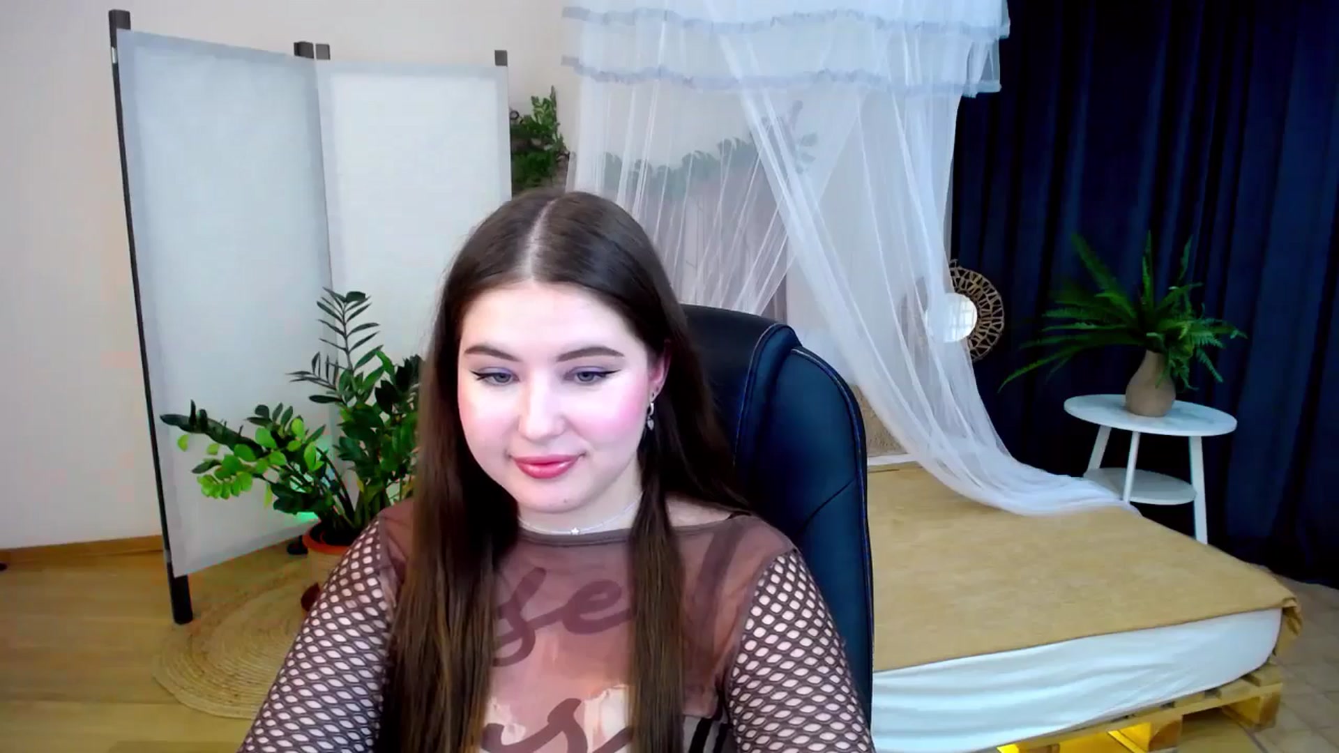 Gallery image thumbnail from AdmireMyEyes's myfreecams stream on, 10/13/2024, 07:30 image 12 of 20