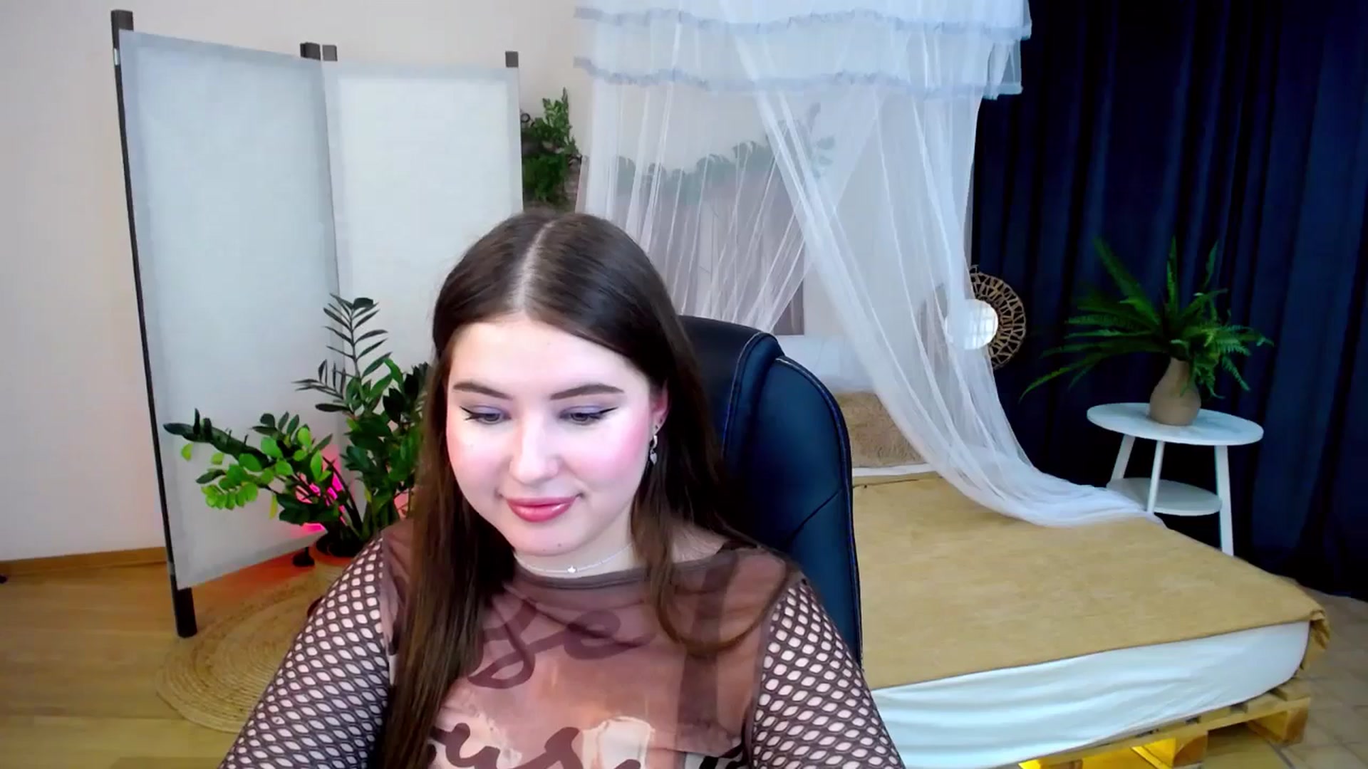 Gallery image thumbnail from AdmireMyEyes's myfreecams stream on, 10/13/2024, 07:30 image 9 of 20