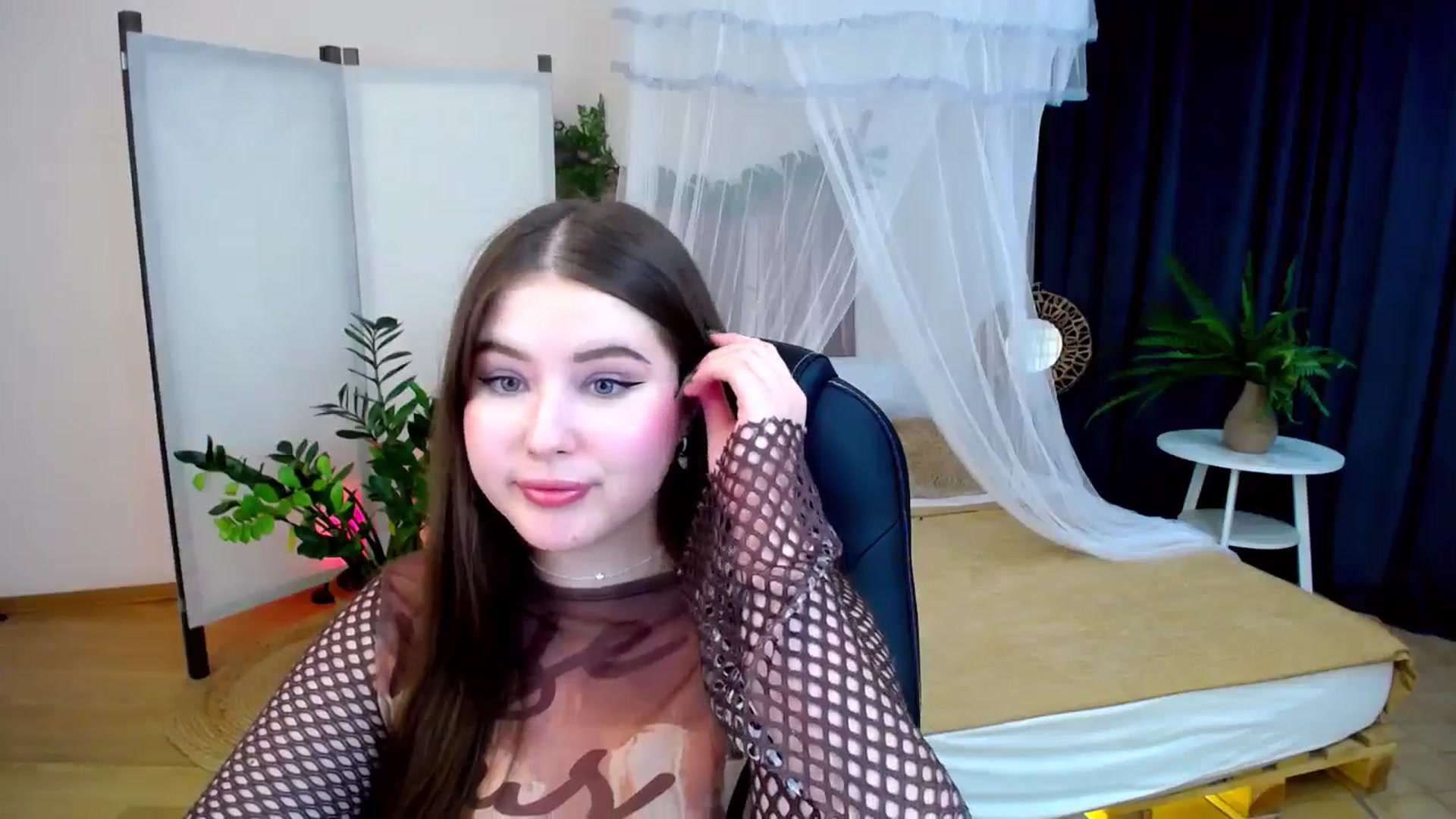 Gallery image thumbnail from AdmireMyEyes's myfreecams stream on, 10/13/2024, 07:30 image 8 of 20