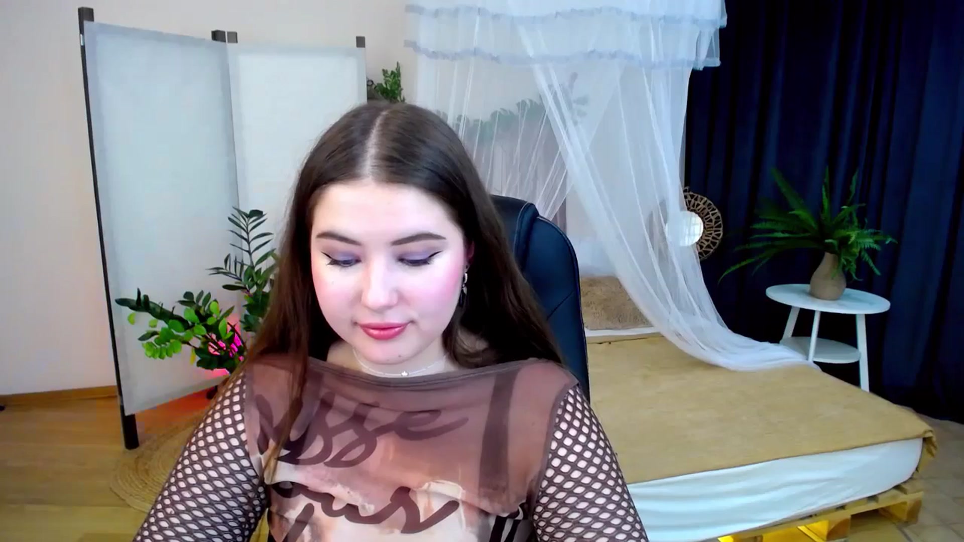 Gallery image thumbnail from AdmireMyEyes's myfreecams stream on, 10/13/2024, 07:30 image 4 of 20
