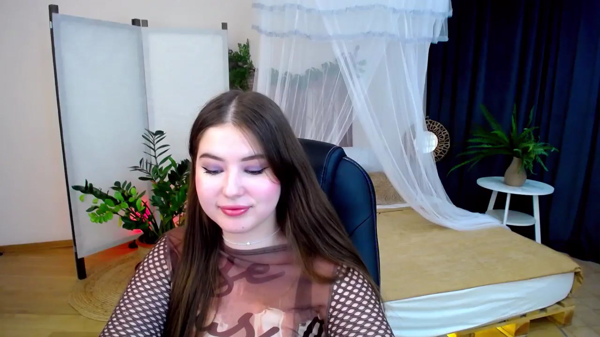 Gallery image thumbnail from AdmireMyEyes's myfreecams stream on, 10/13/2024, 07:30 image 7 of 20