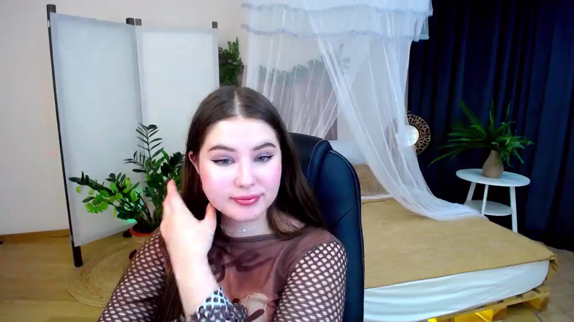 Gallery image thumbnail from AdmireMyEyes's myfreecams stream on, 10/13/2024, 07:30 image 6 of 20