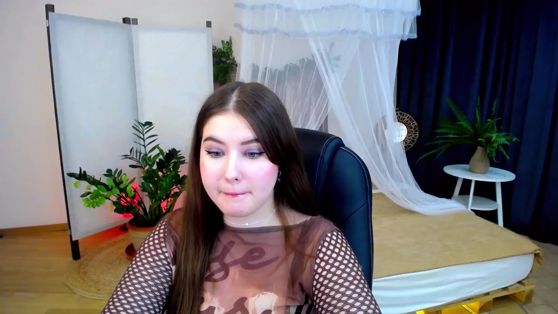 Gallery image thumbnail from AdmireMyEyes's myfreecams stream on, 10/13/2024, 07:30 image 13 of 20