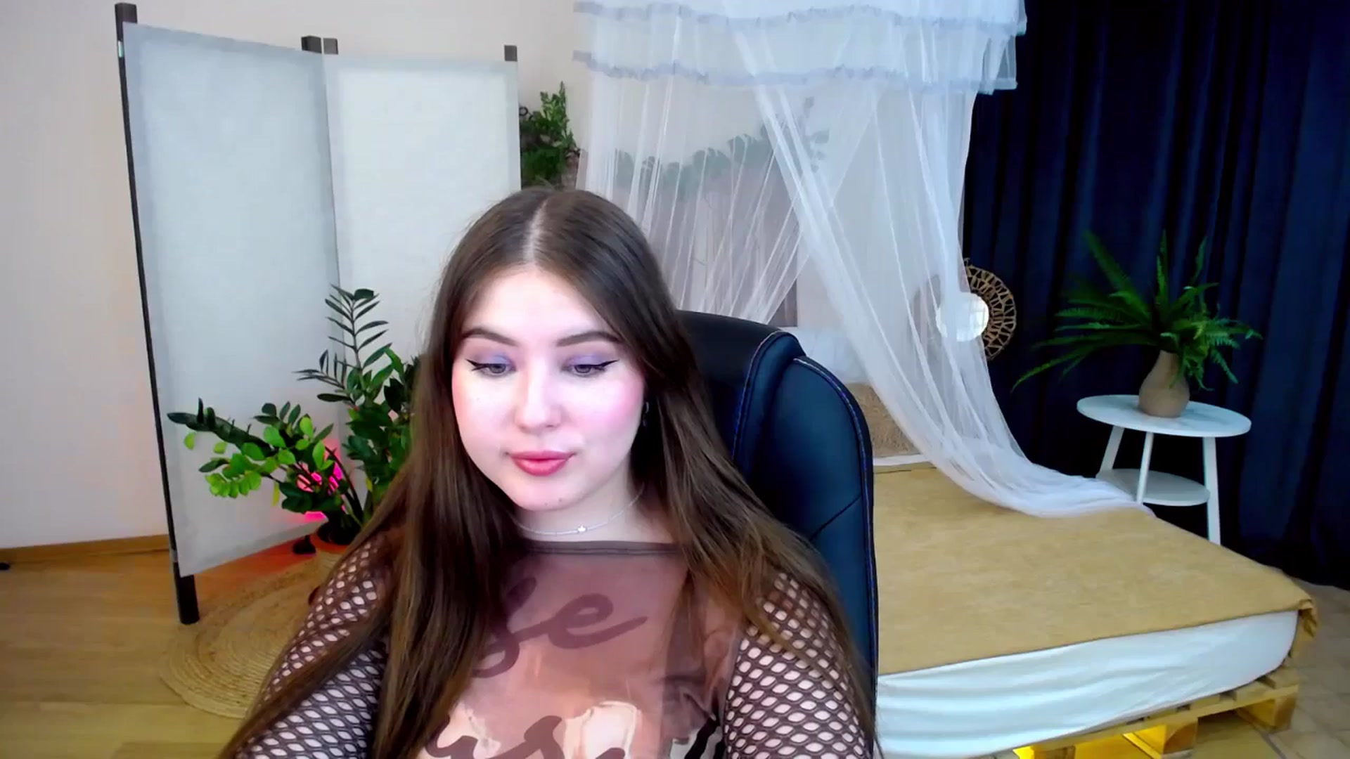 Gallery image thumbnail from AdmireMyEyes's myfreecams stream on, 10/13/2024, 07:46 image 10 of 20